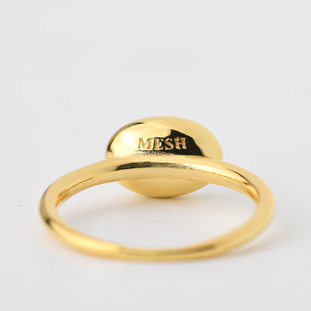 Anel com detalhe oval em prata 925 com banho de ouro 18K.