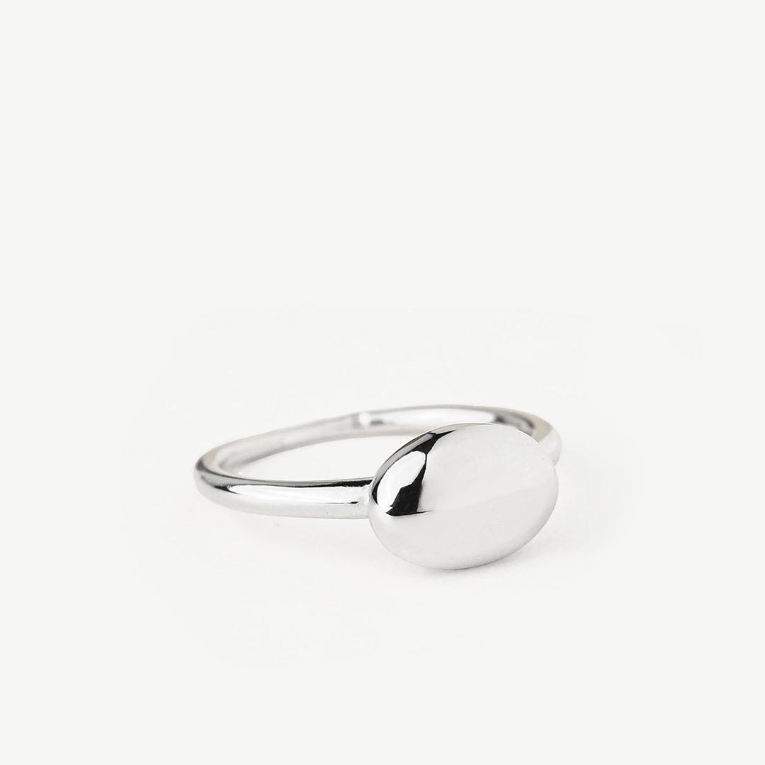 Anel com detalhe oval em prata 925 com banho de ródio.