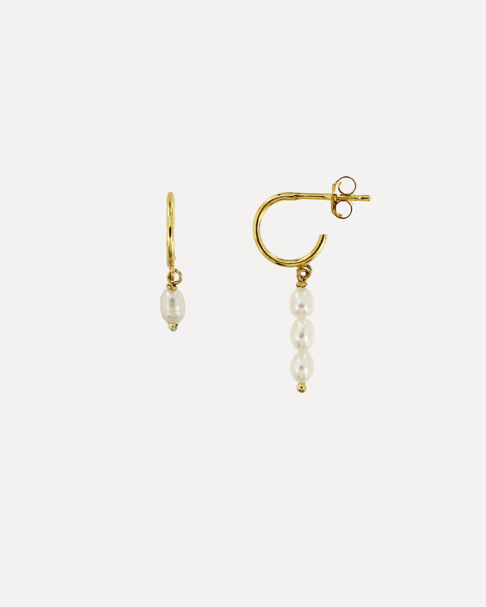 Argolas minimalistas em prata dourada com pérolas naturais