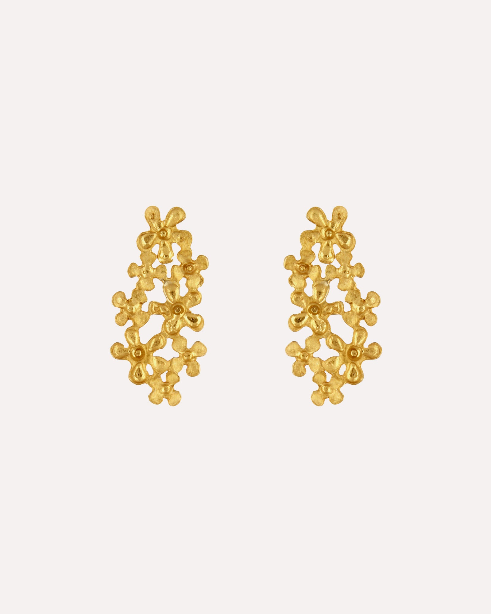 brincos compridos florais em prata dourada