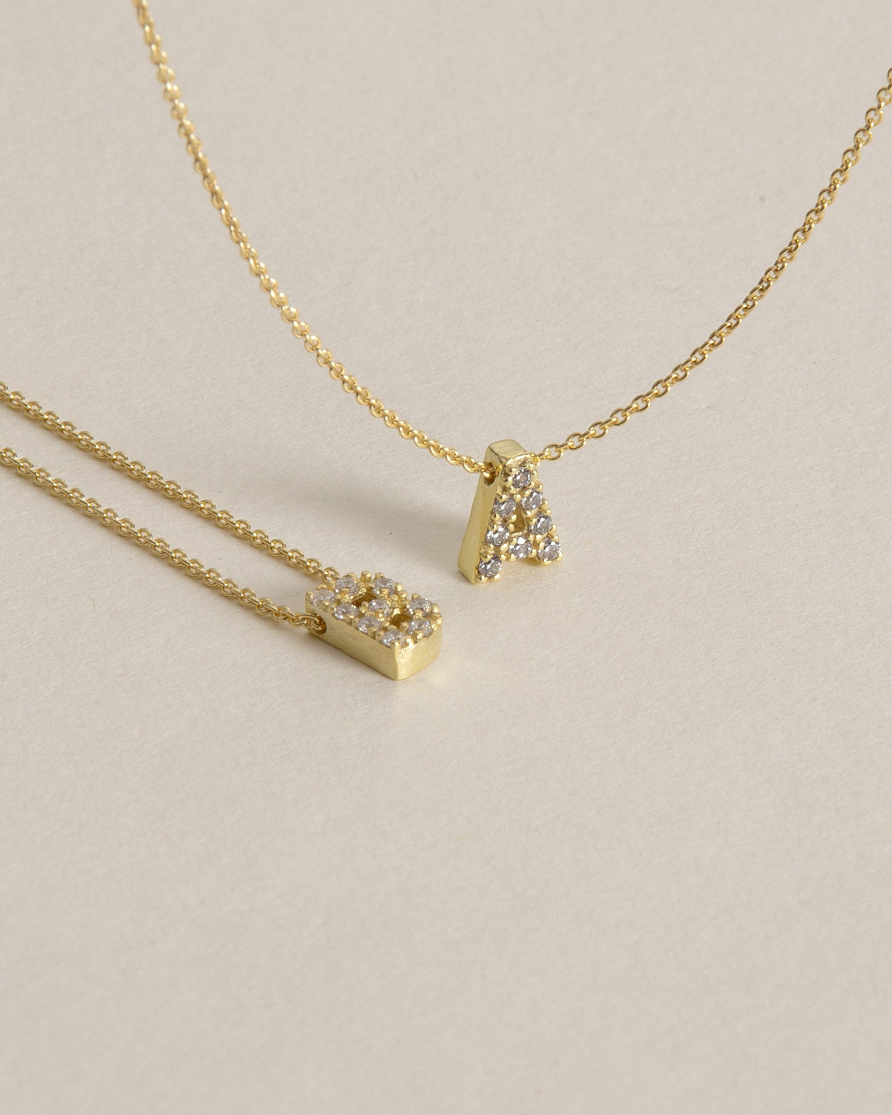 Colar letra inicial em prata