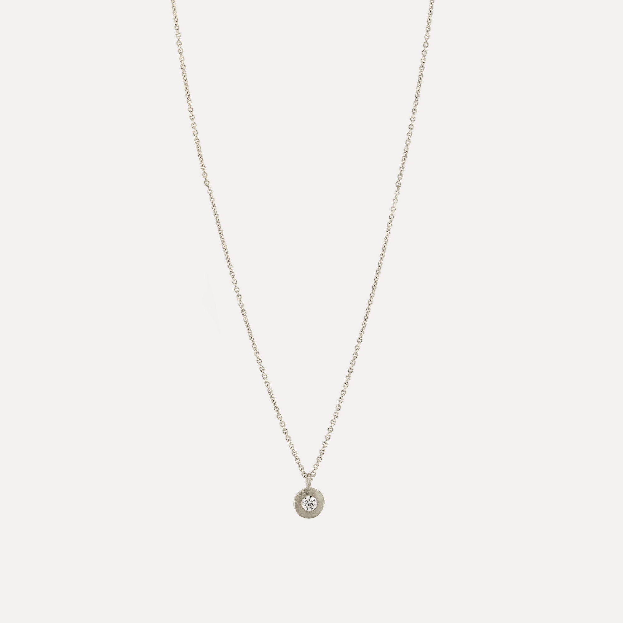 Colar com mini pendente em prata com zirconia