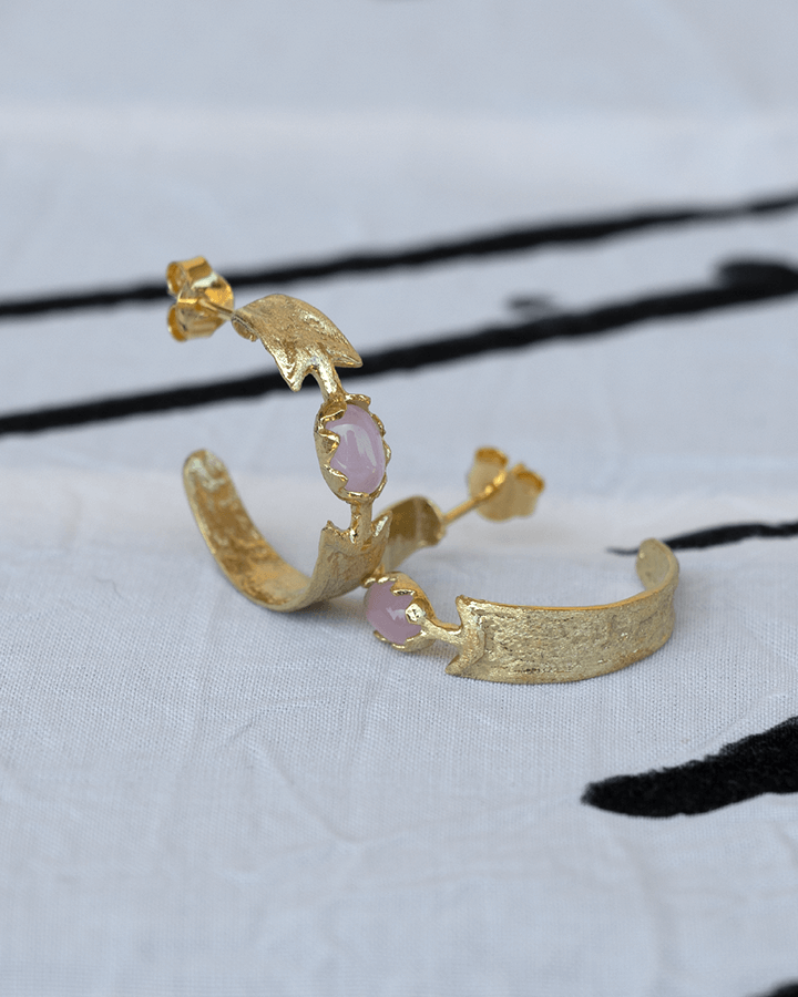 Argolas em prata 925 com banho de ouro 18K e pedras hidrotermais coloridas.