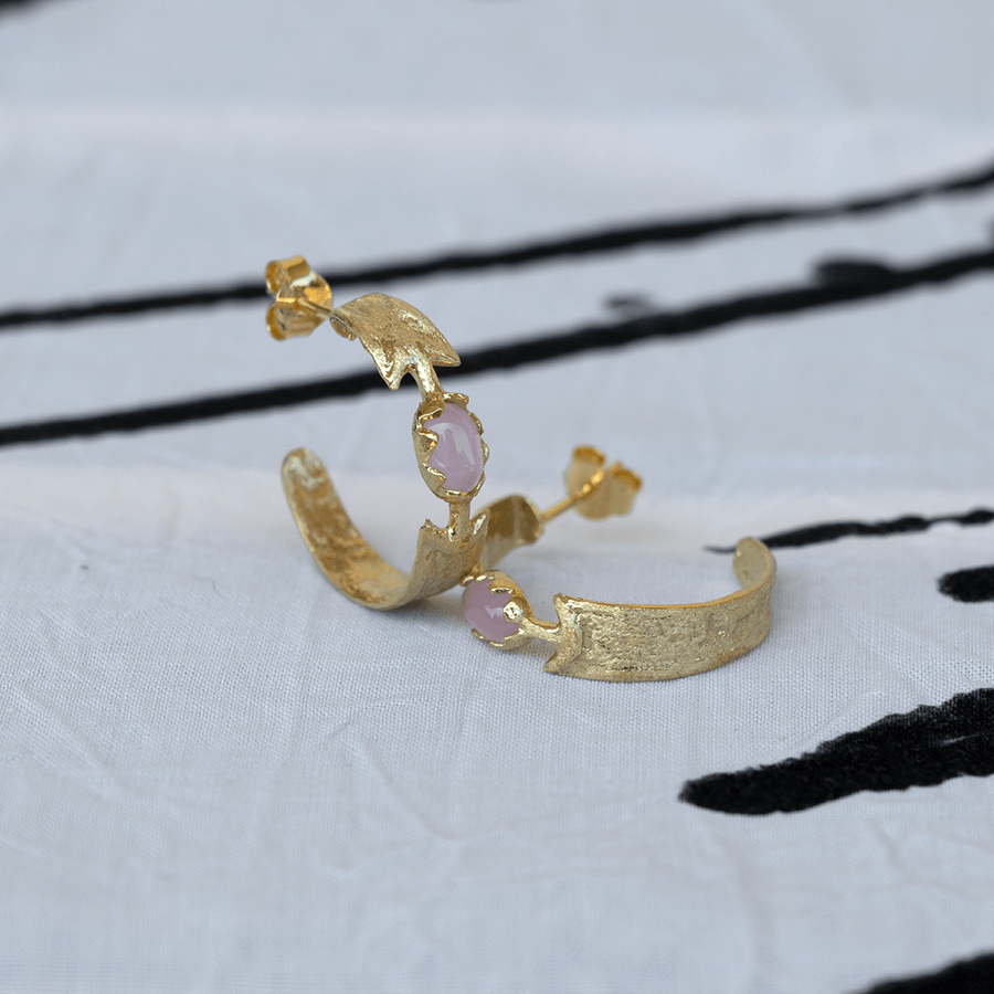 Argolas em prata 925 com banho de ouro 18K e pedras hidrotermais coloridas.