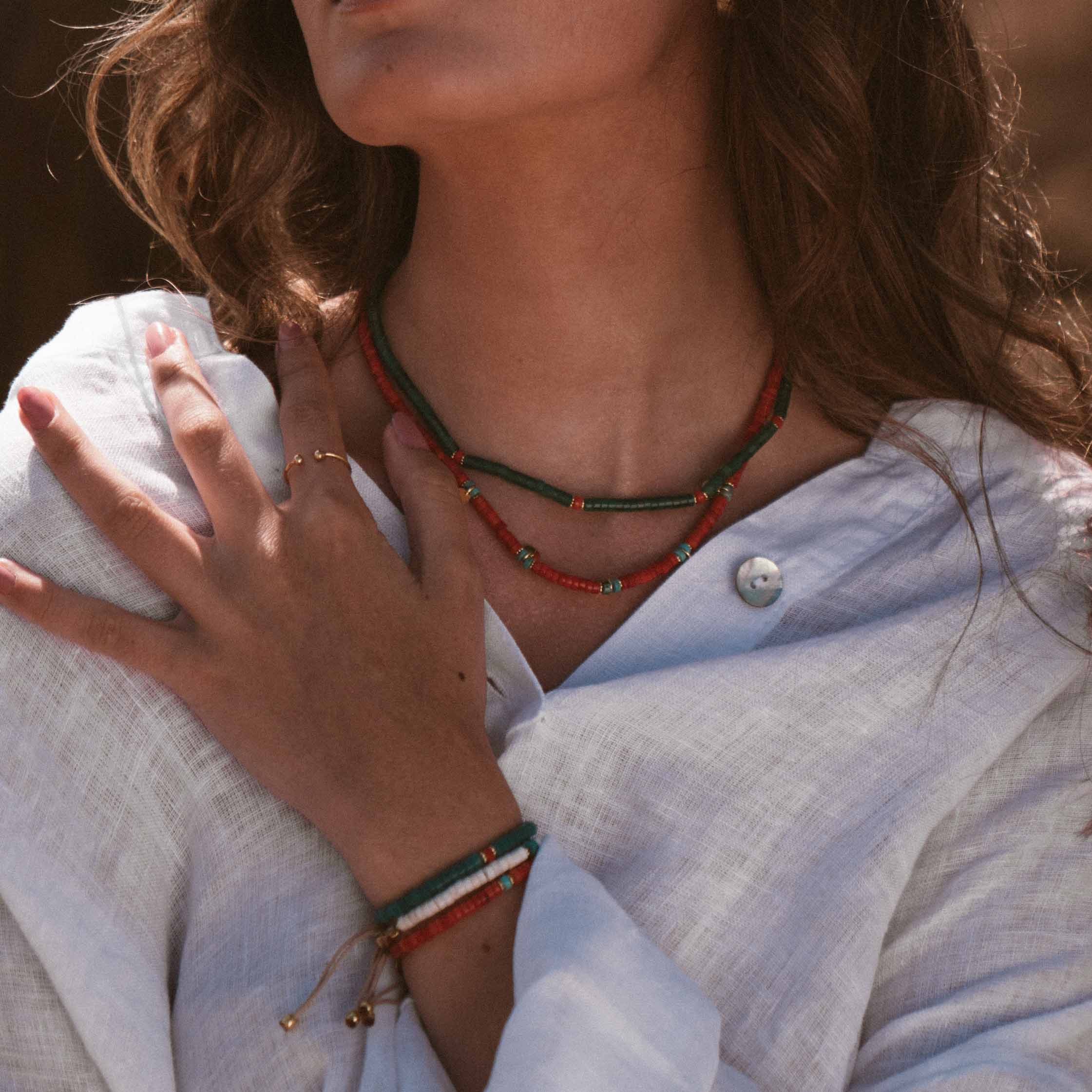 Colar em prata 925 com banho de ouro 18K e pedras naturais em modelo.