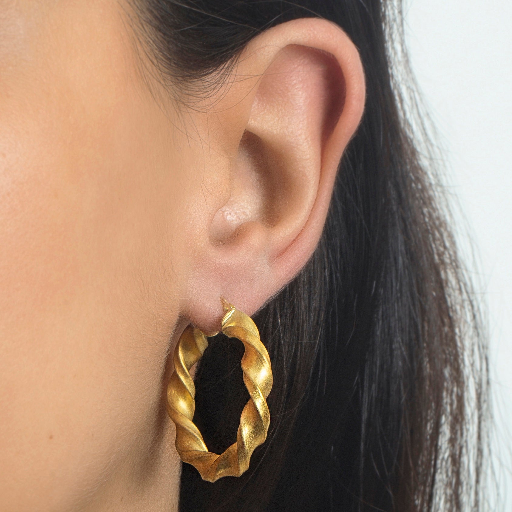 Argolas em prata 925 com banho de ouro 18K ou ródio. em modelo