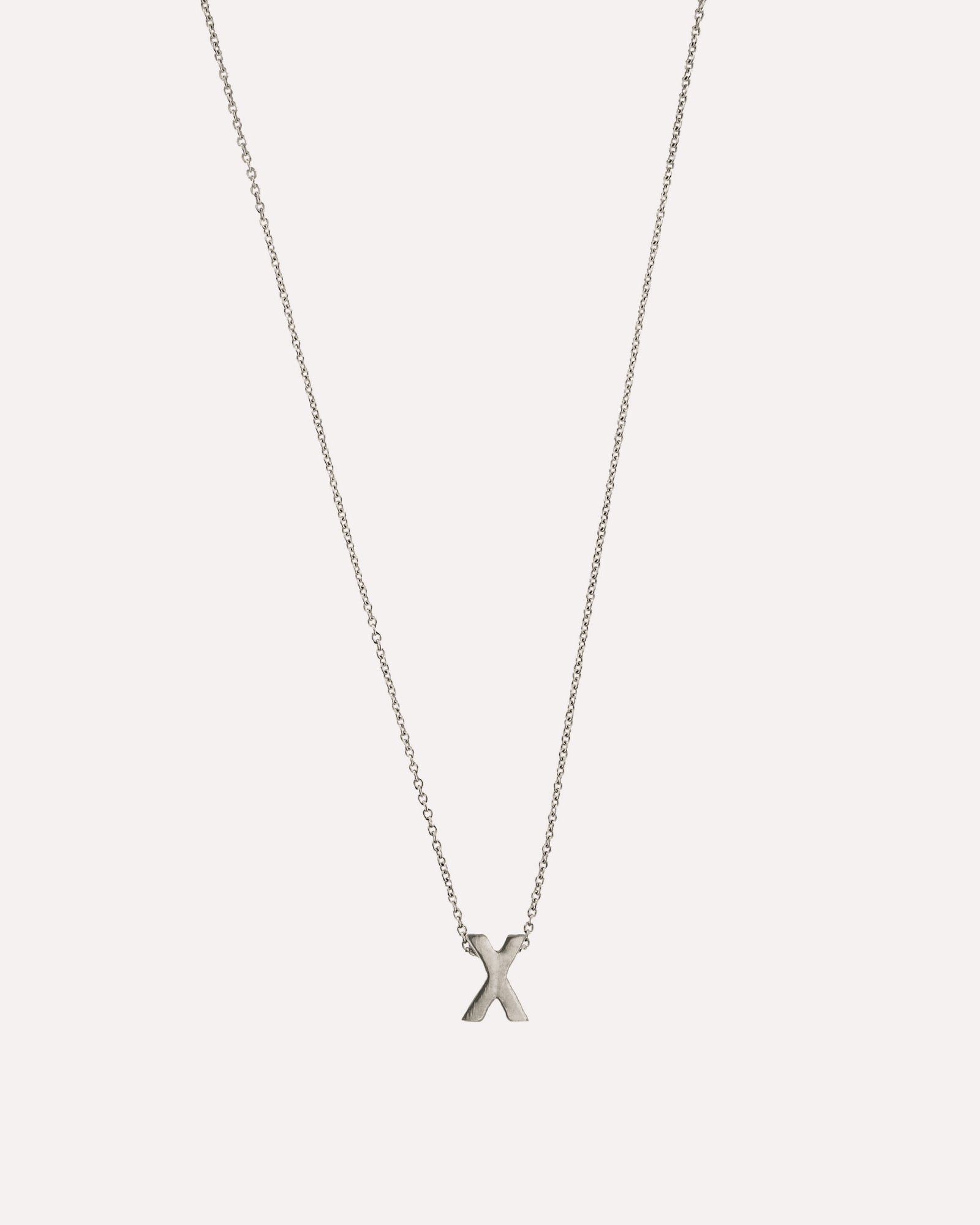 Colar letra inicial em prata