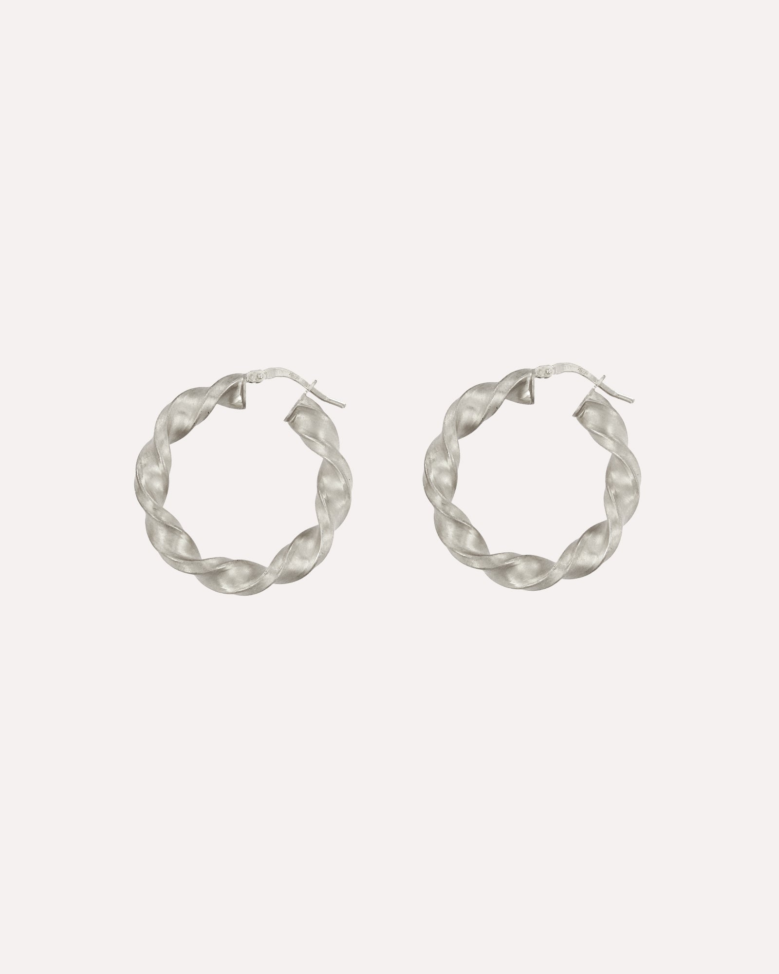 Argolas em prata 925 com banho de ouro 18K ou ródio.