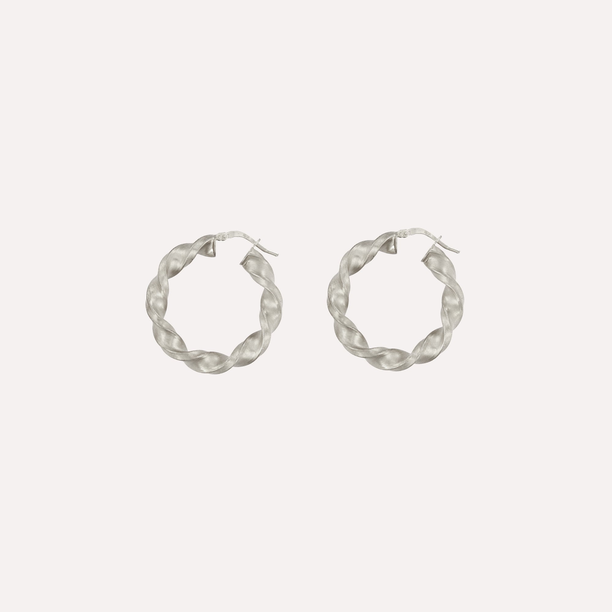 Argolas torcidas em prata dourada