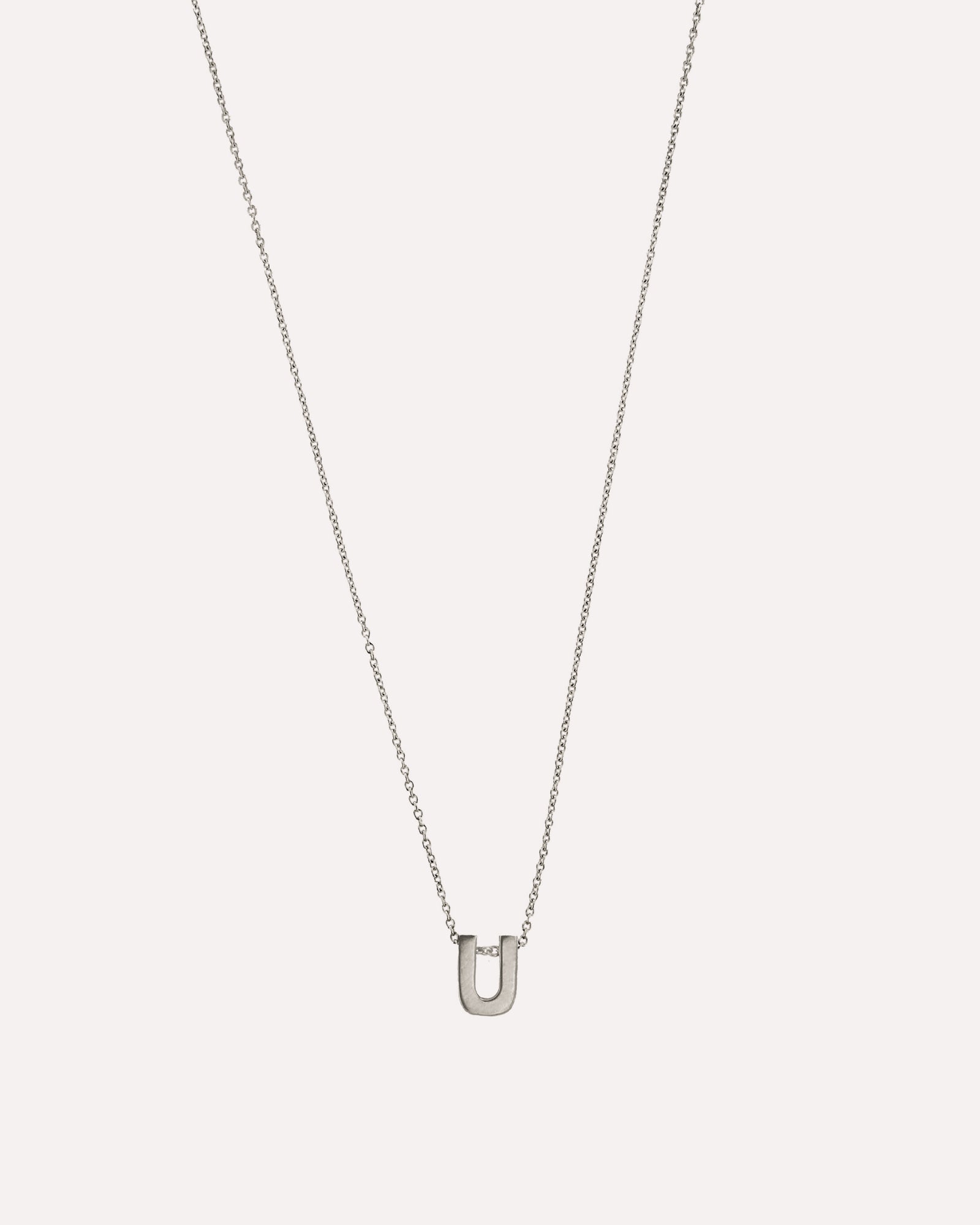 Colar letra inicial em prata