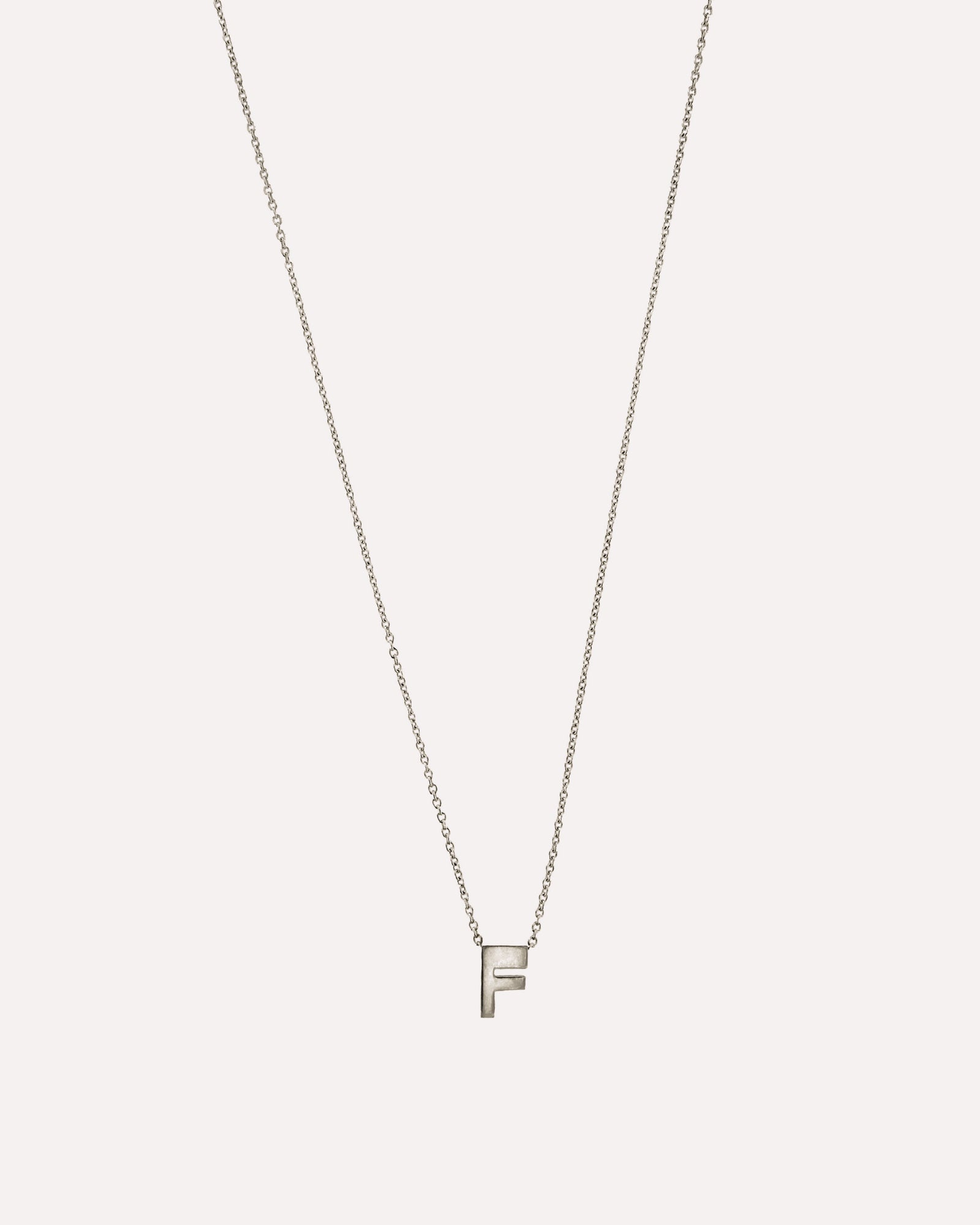 Colar letra inicial em prata