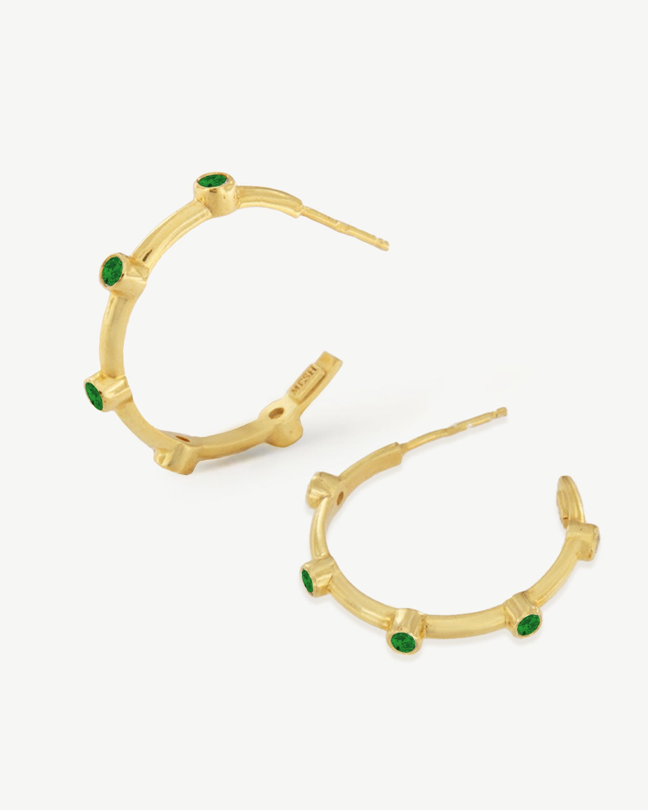 Argolas douradas com zirconias