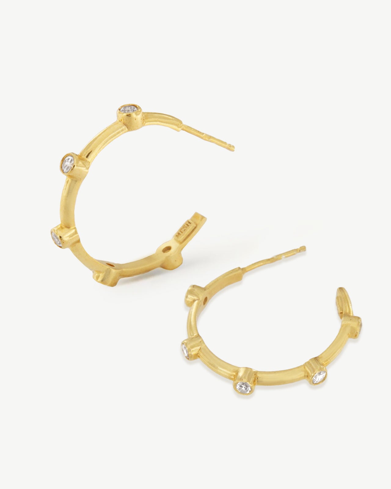 Argolas douradas com zirconias