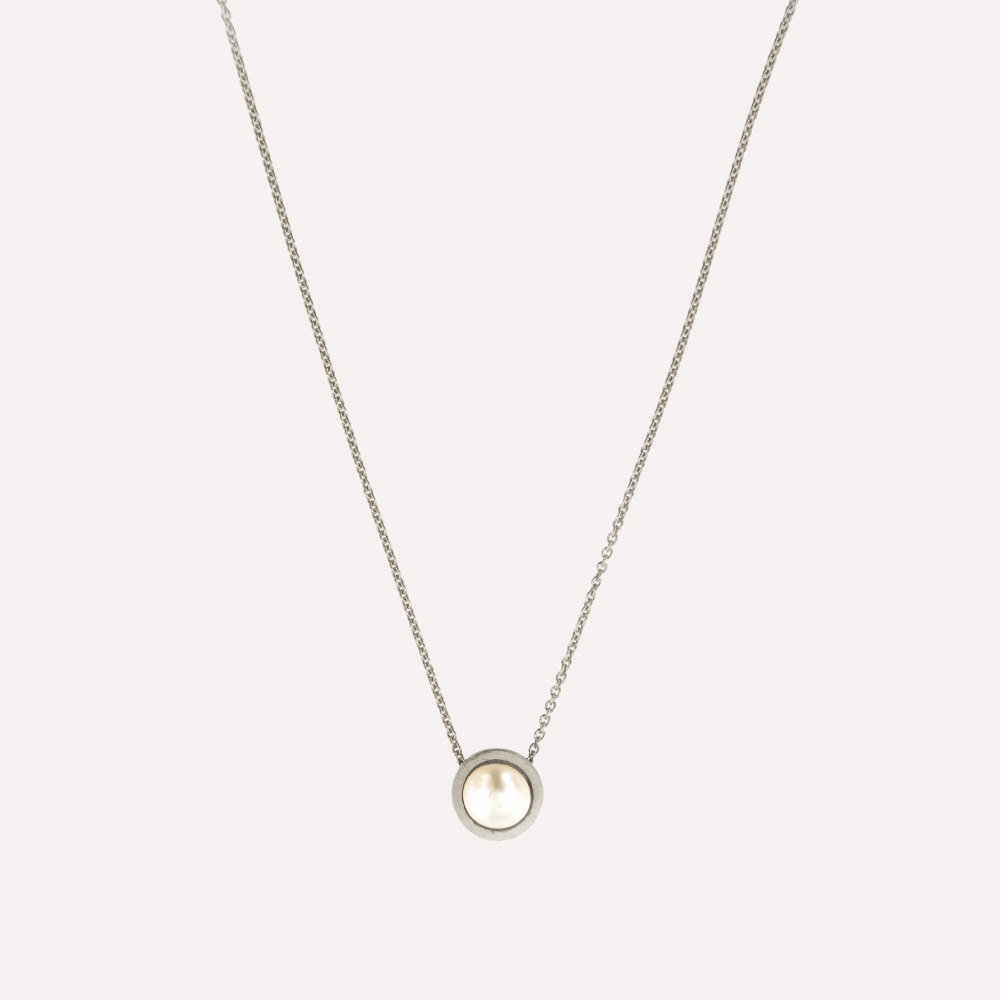 Colar em prata 925 com banho de ouro 18K ou ródio e pendente com pérola natural.