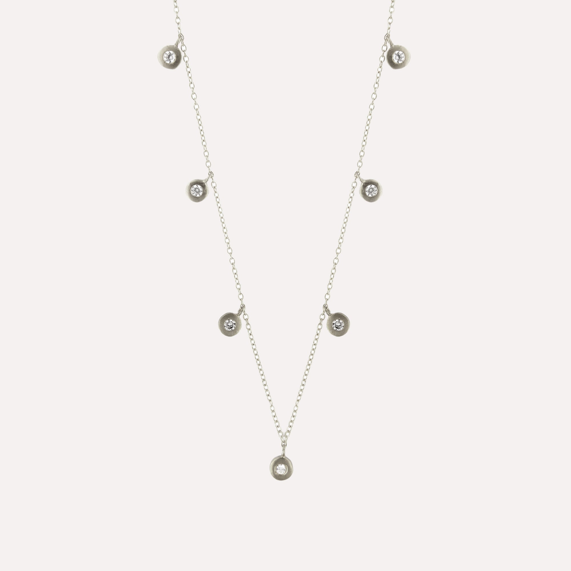 Colar em prata 925 com banho de ouro 18K ou ródio e medalhas pendentes redondas com zircónias cúbicas.