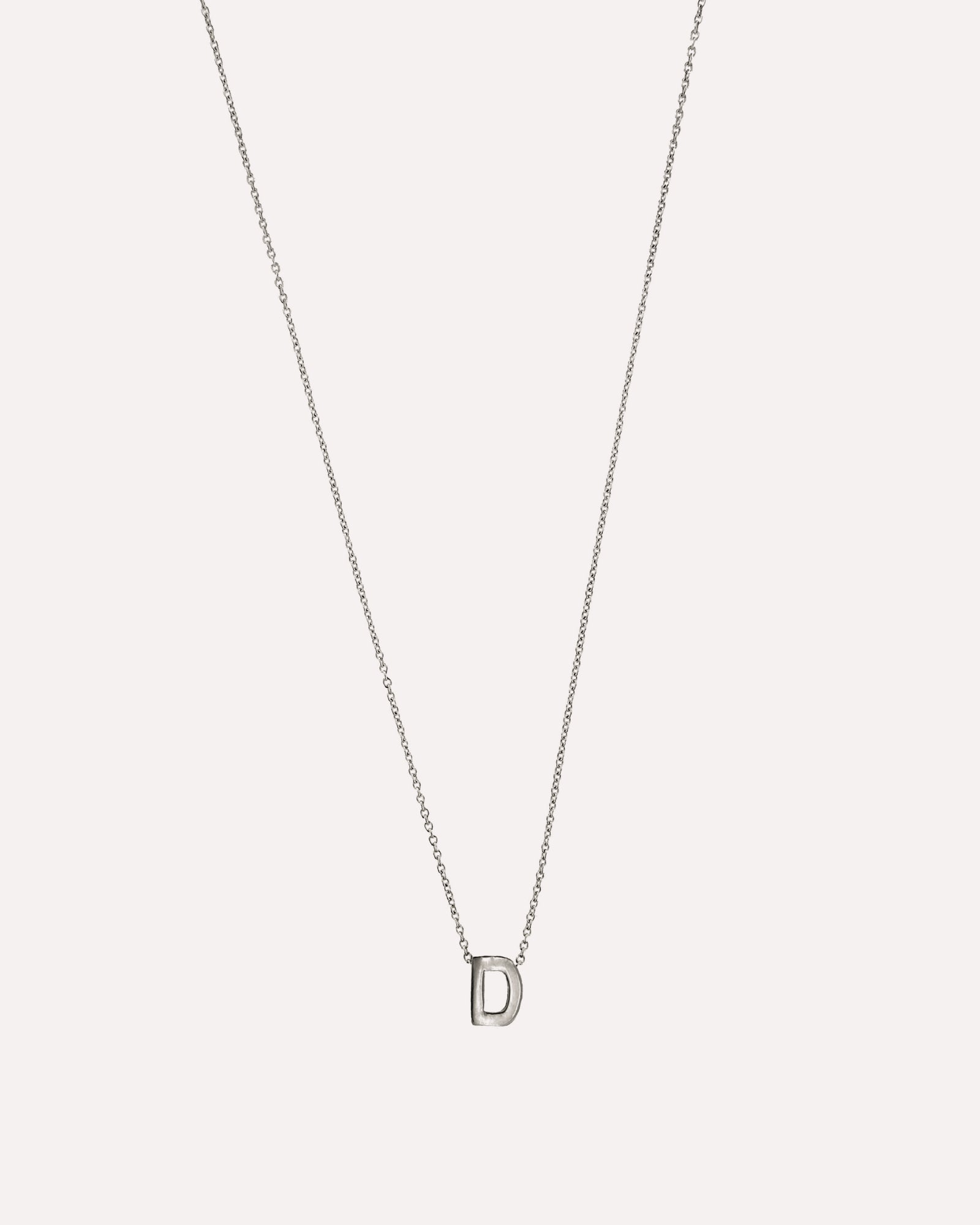 Colar letra inicial em prata