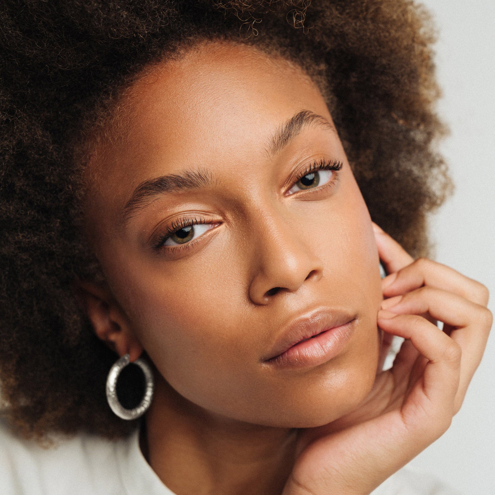 Argolas em prata 925 com banho de ouro 18K ou ródio em modelo.