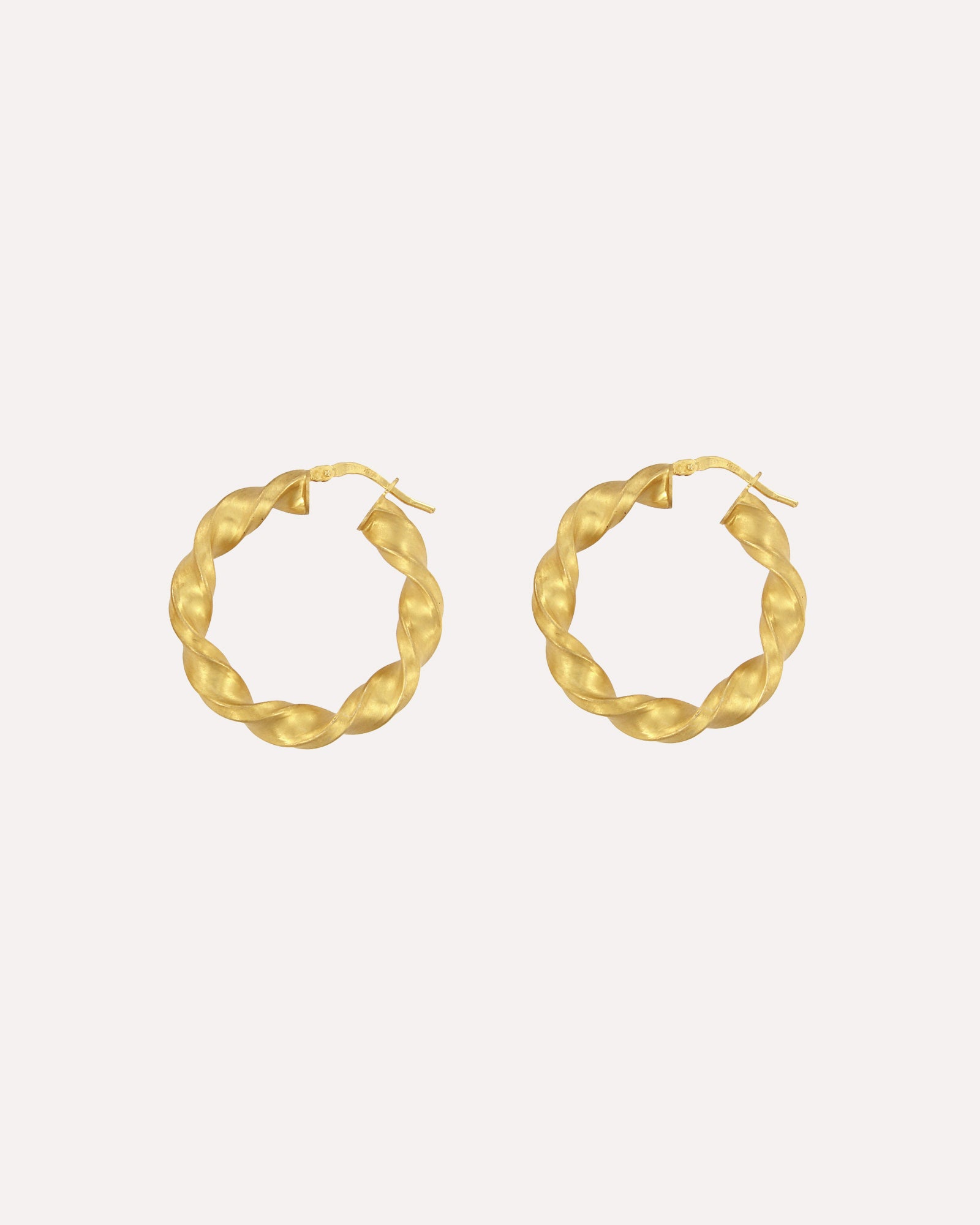 Argolas em prata 925 com banho de ouro 18K ou ródio.