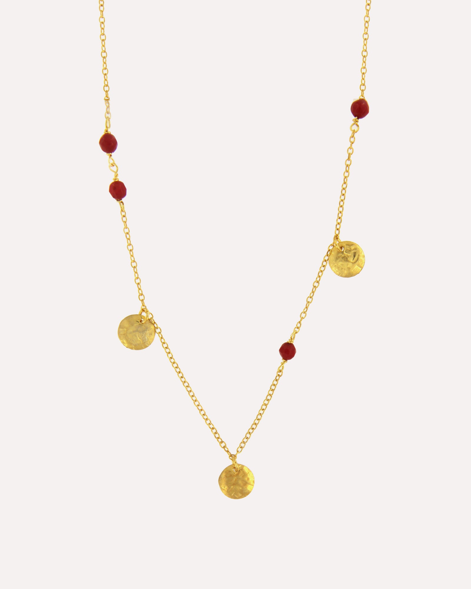 Colar com medalhas pendestes e pedras coloridas