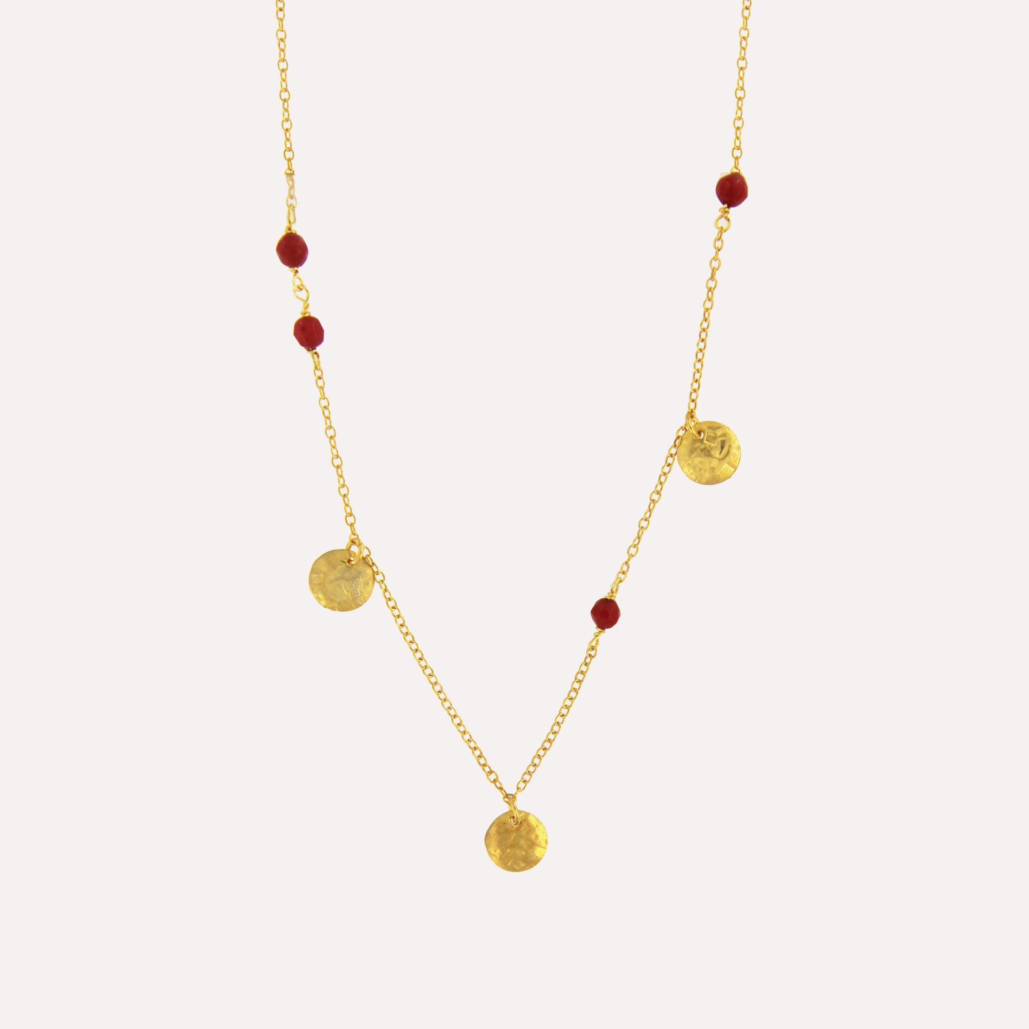 Colar com medalhas pendestes e pedras coloridas