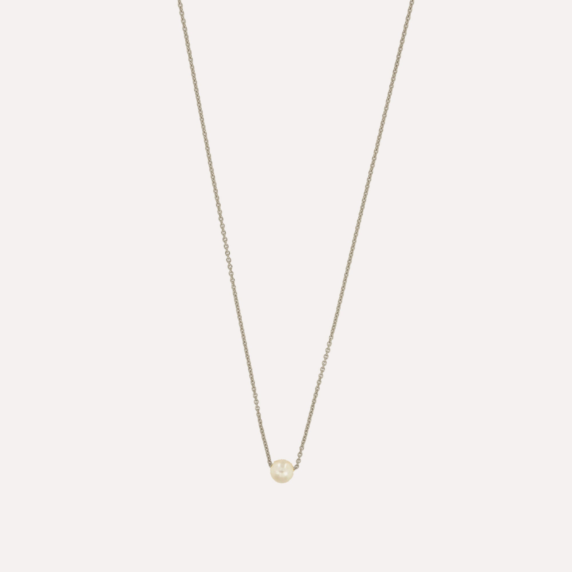 Colar em prata com pérola ao centro