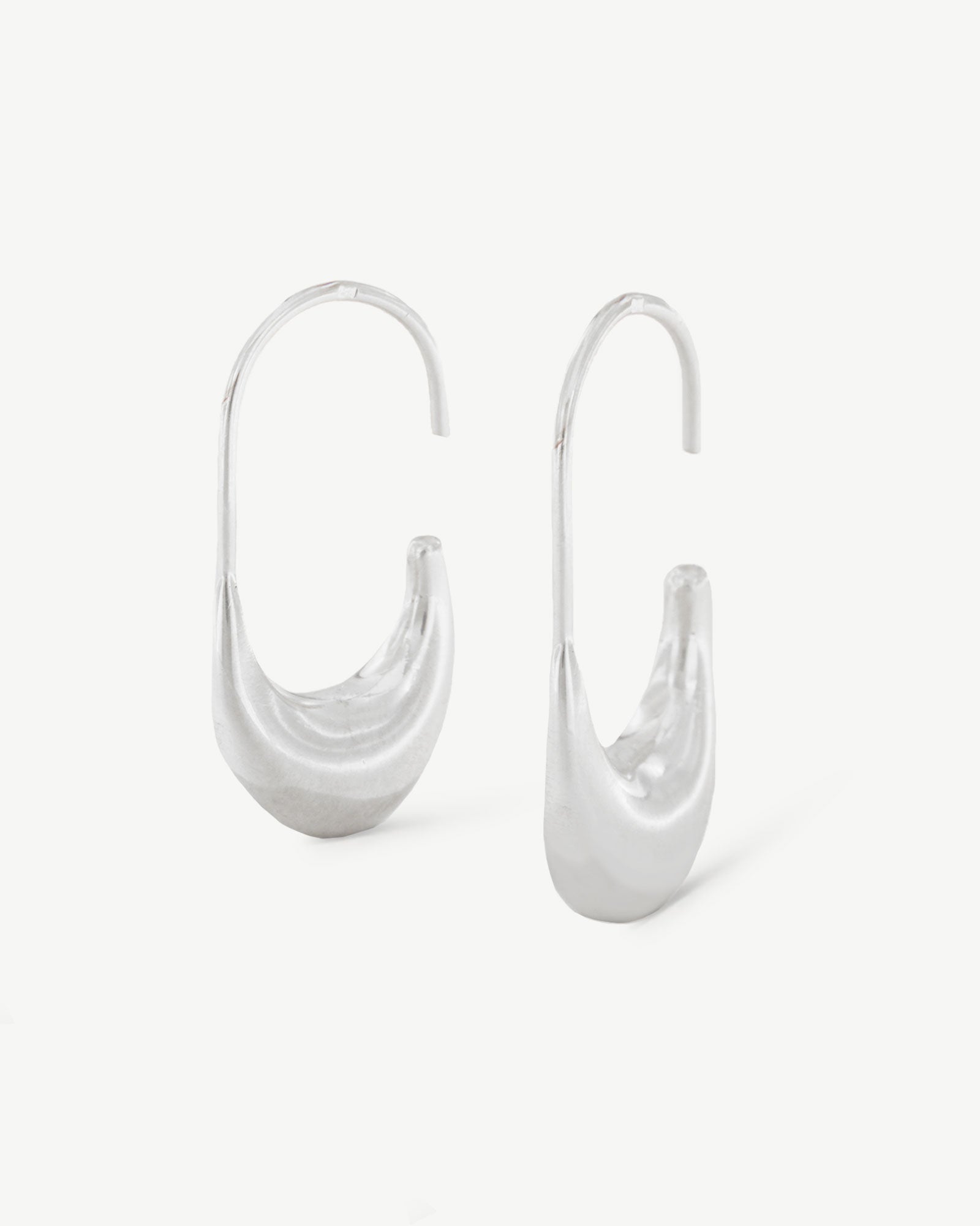 Brincos abertos prateados