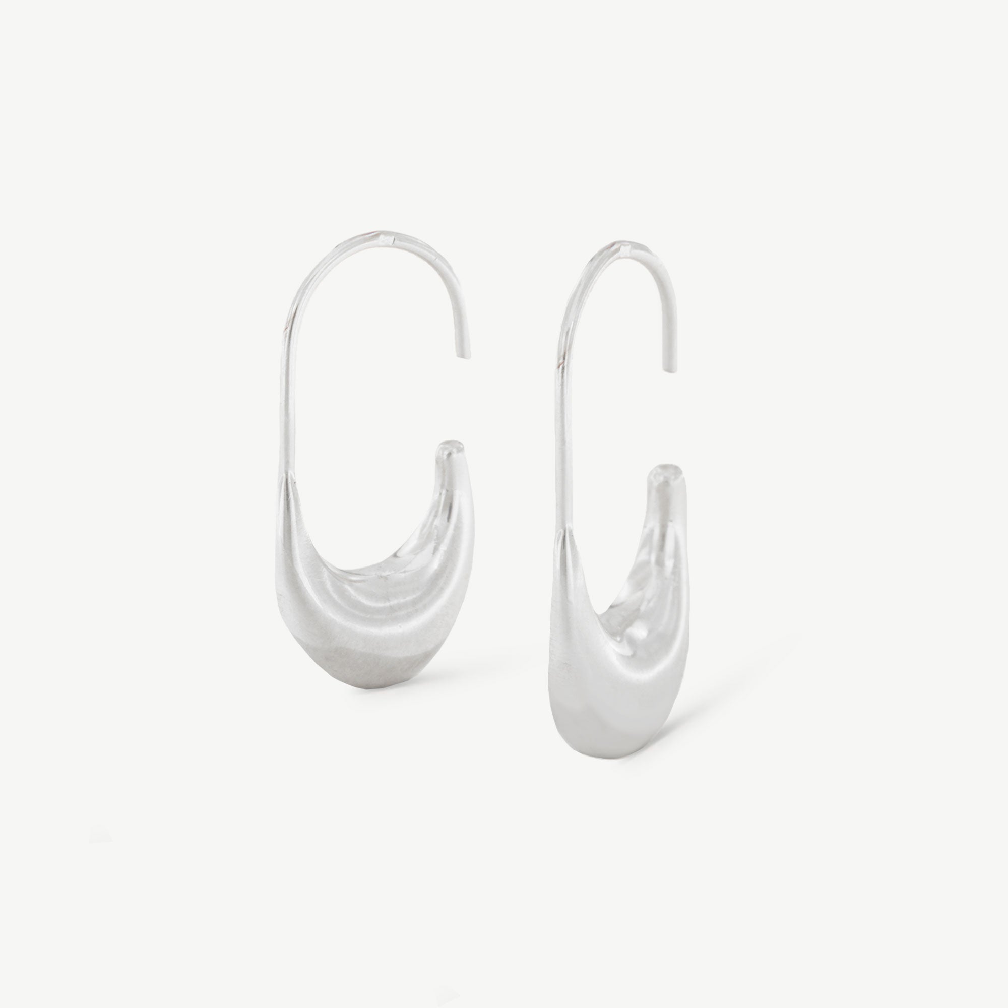 Brincos abertos em prata 925 com banho de ouro 18K ou ródio.