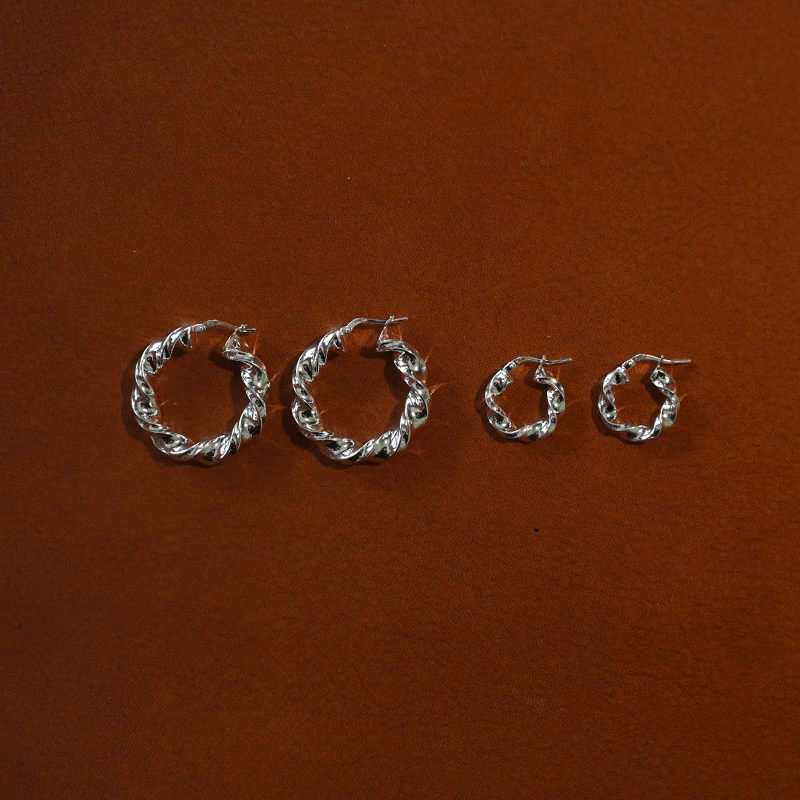 Argolas em prata 925 com banho de ouro 18K ou ródio.