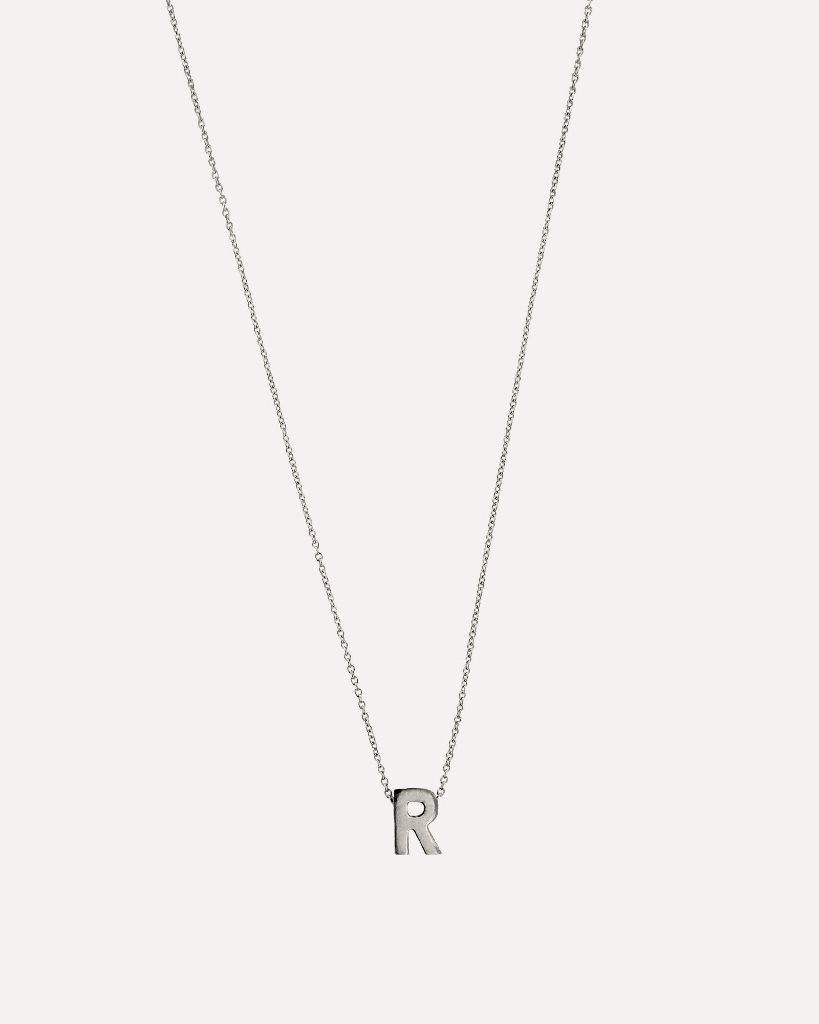 Colar letra inicial em prata