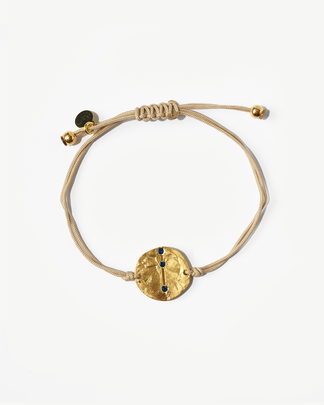 Pulseira em corda com pormenor em prata 925 com banho de ouro 18K e zircónias cúbicas azuis.