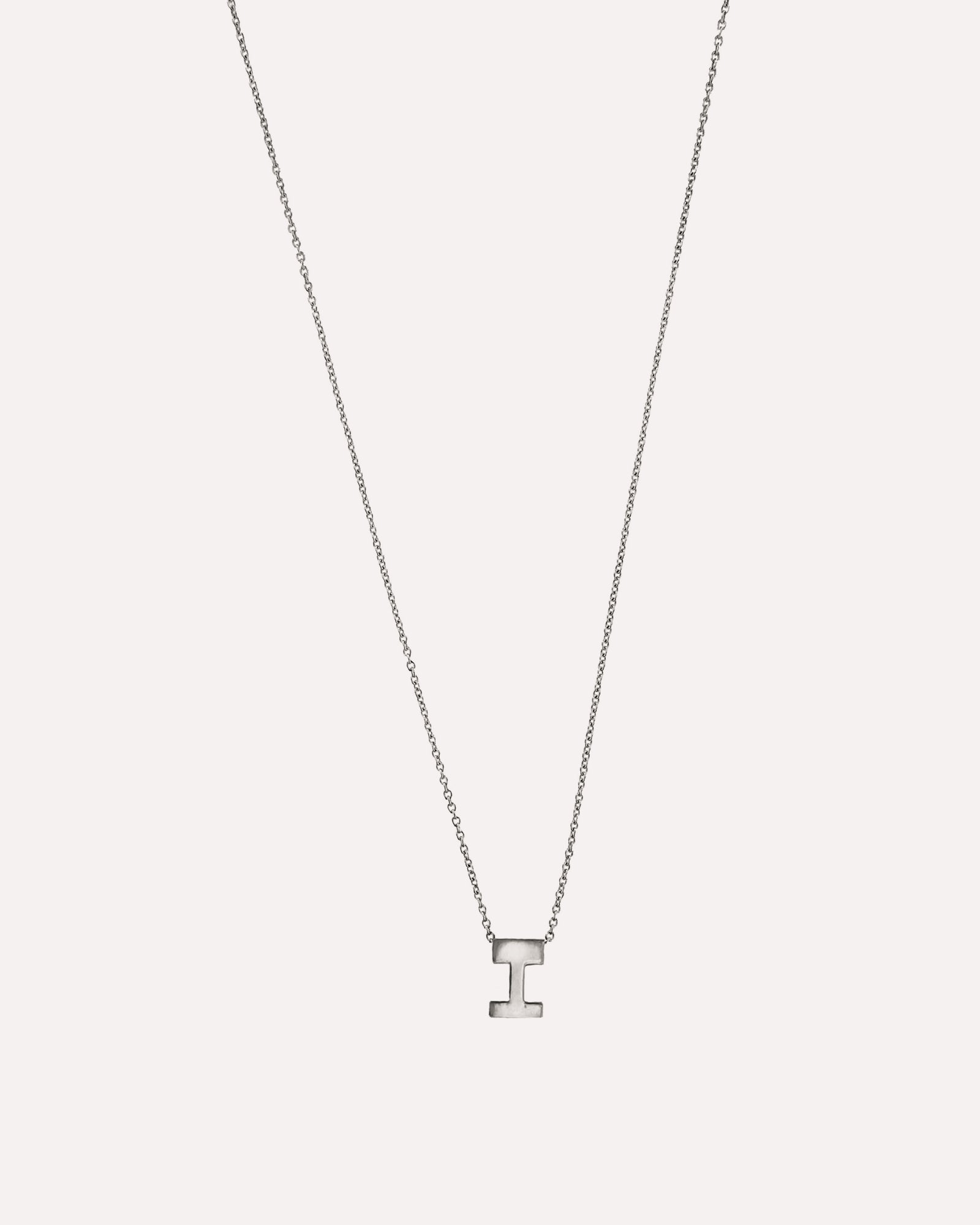 Colar letra inicial em prata