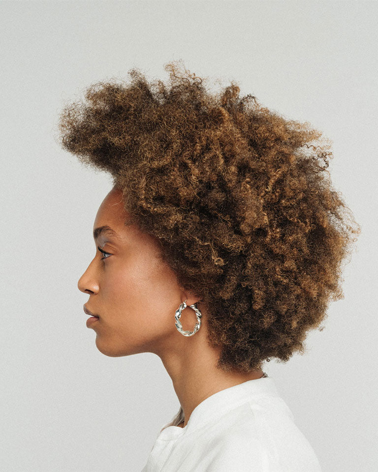 Argolas em prata 925 com banho de ouro 18K ou ródio. em modelo.