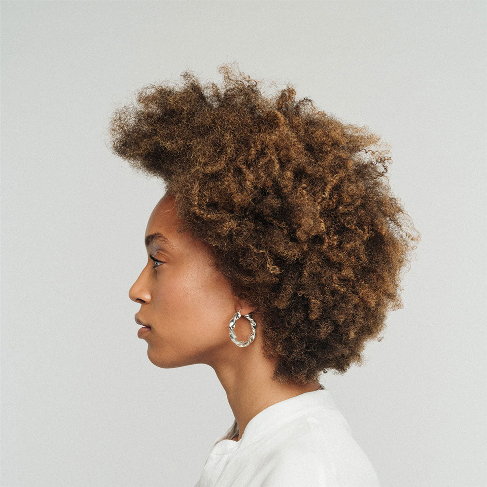 Argolas em prata 925 com banho de ouro 18K ou ródio. em modelo.