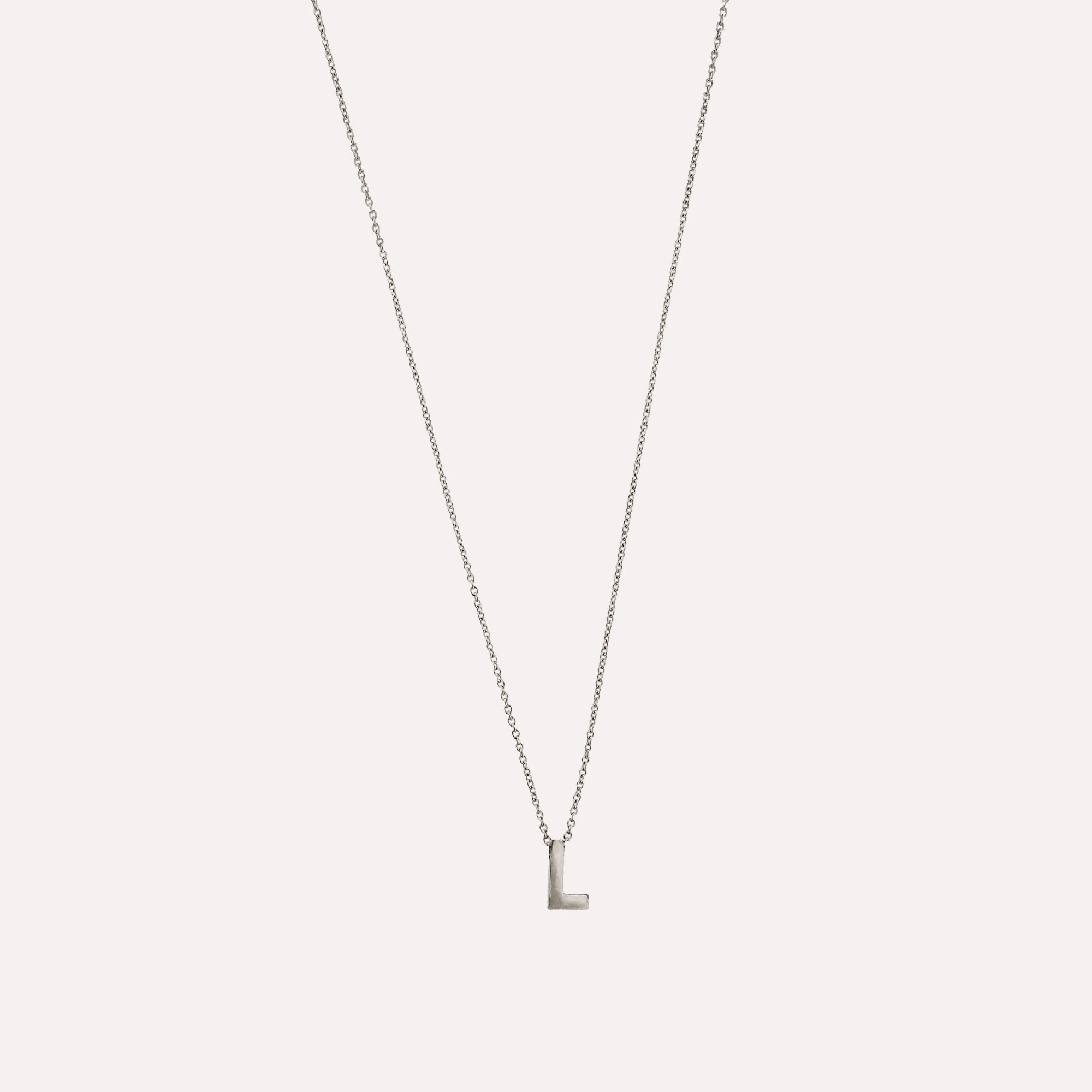 Colar letra inicial em prata