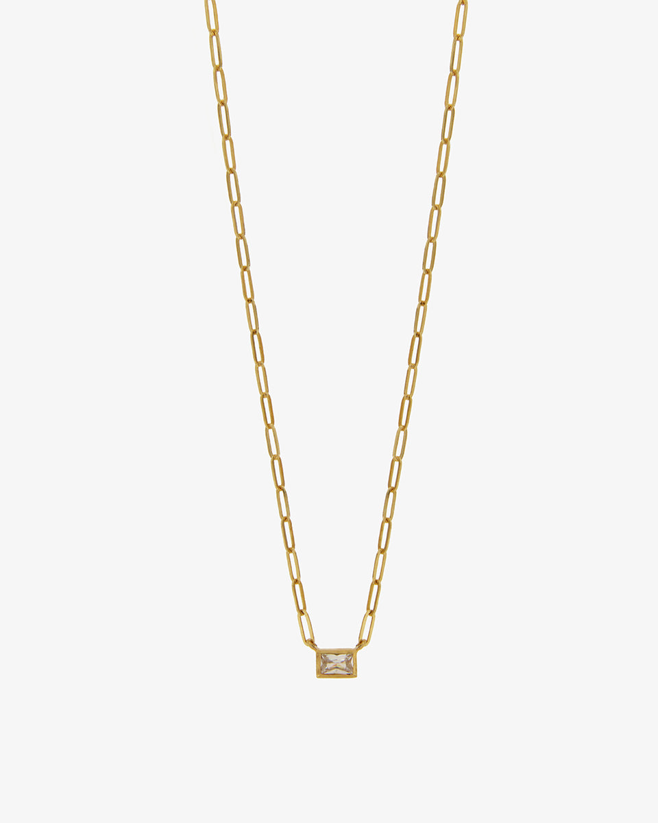 Colar dourado com pendente em zirconia