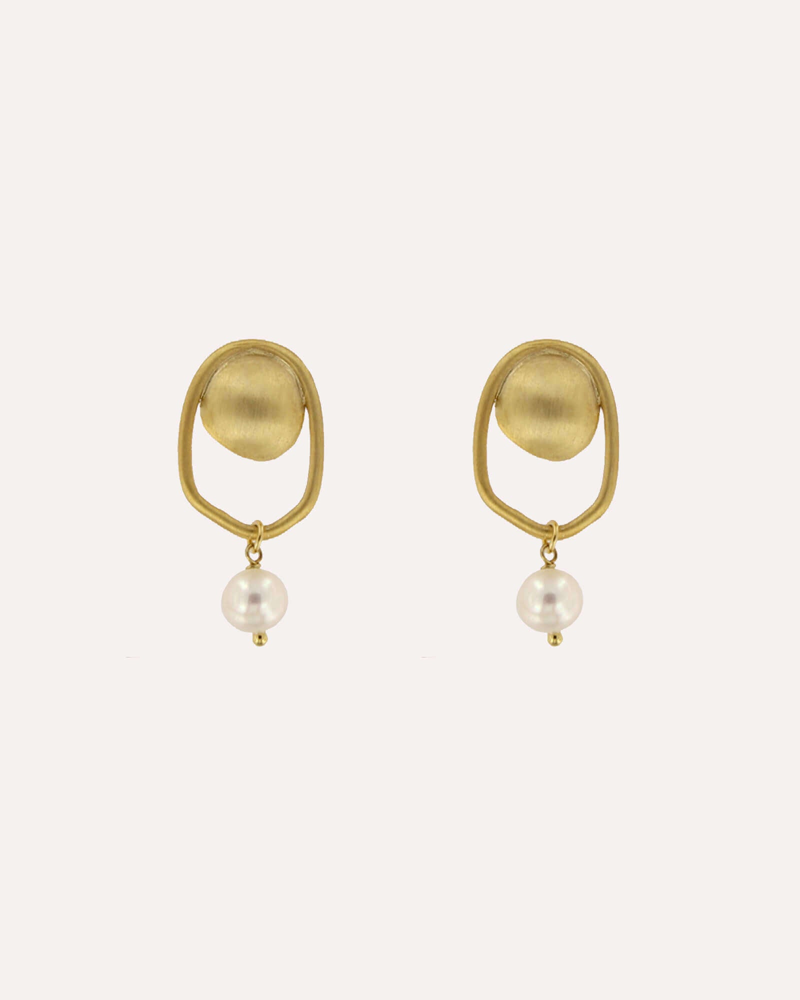 Brincos dourados com pérola