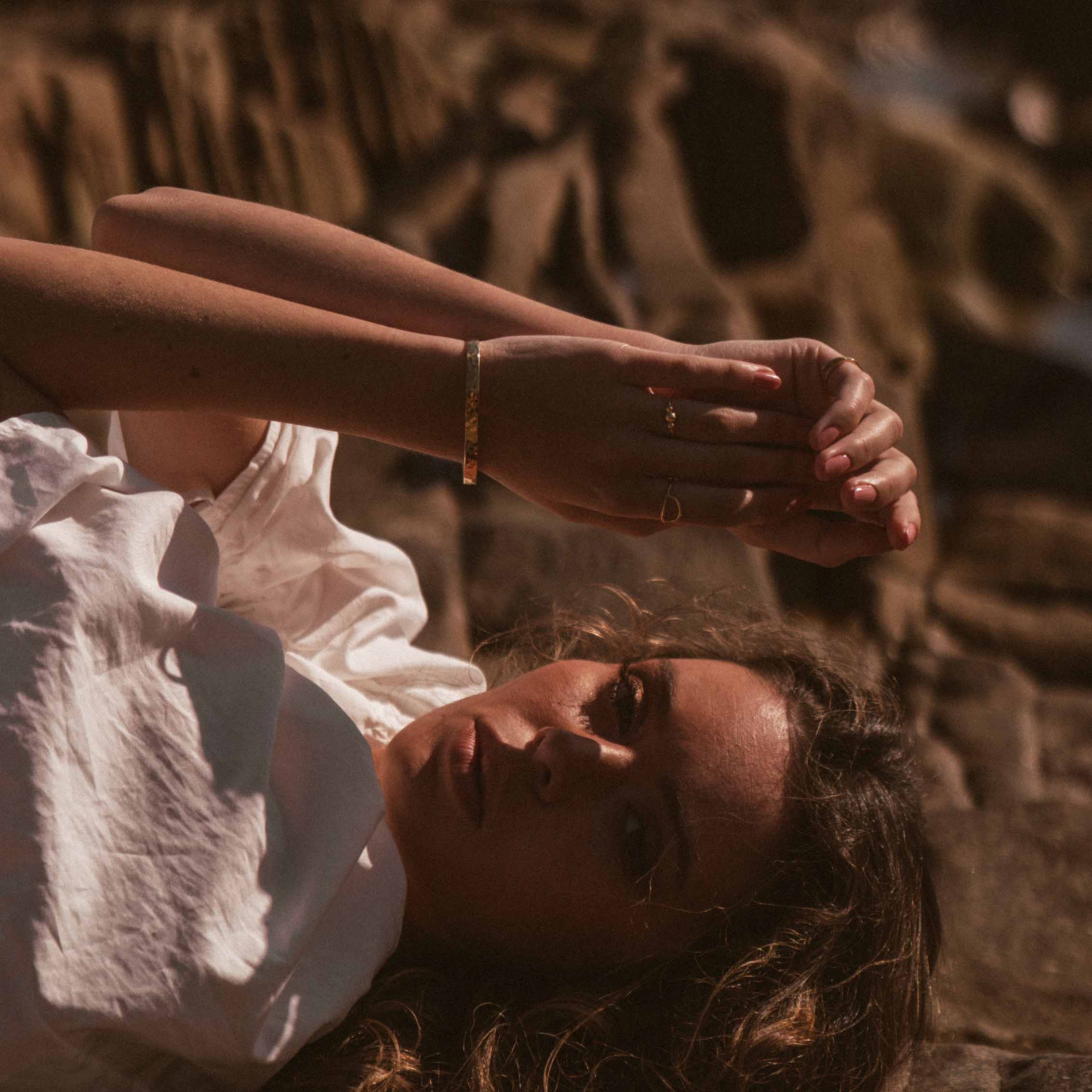 Escrava em prata 925 e banho de ouro 18K ou ródio em modelo.