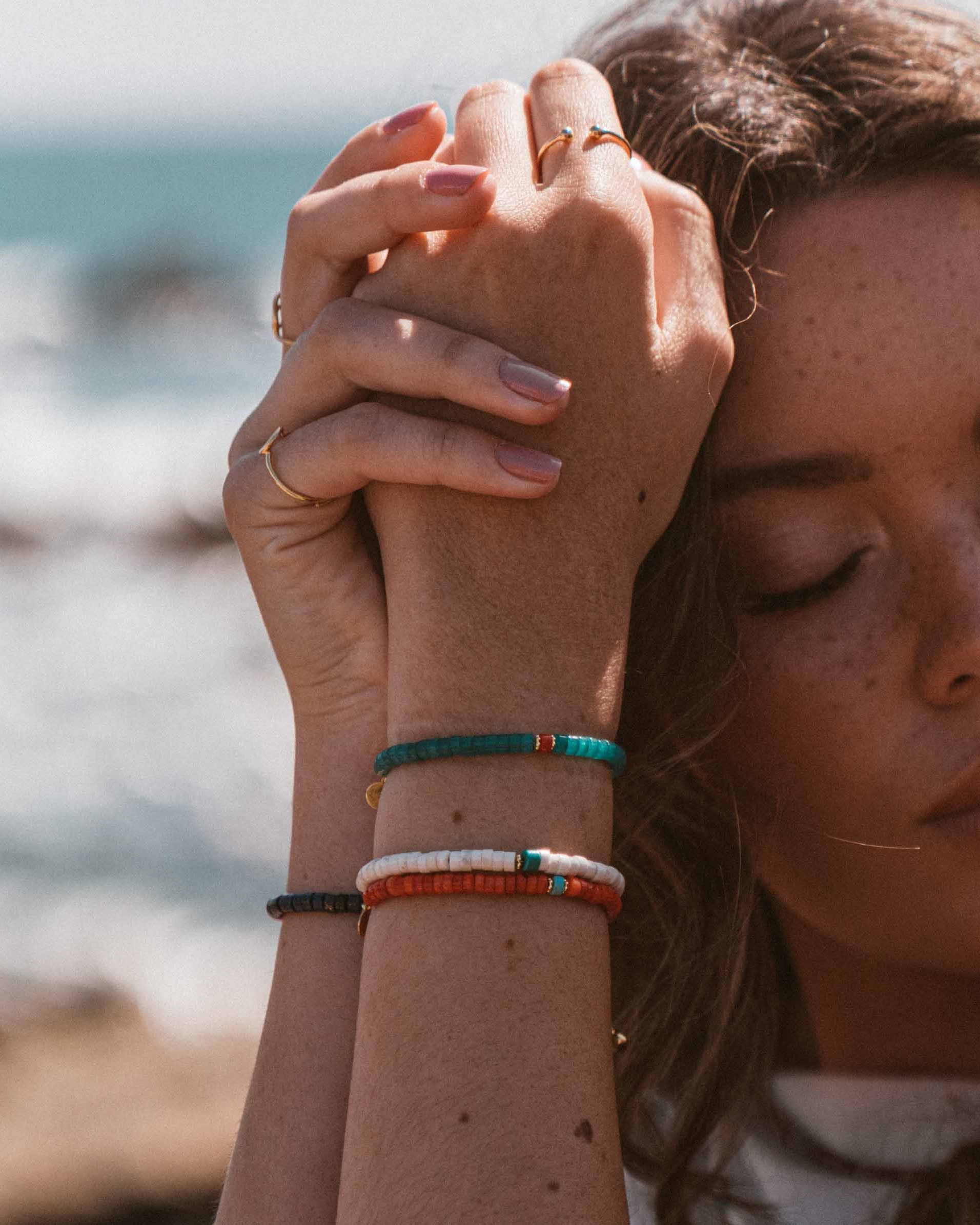 Pulseira em corda com pedras coloridas