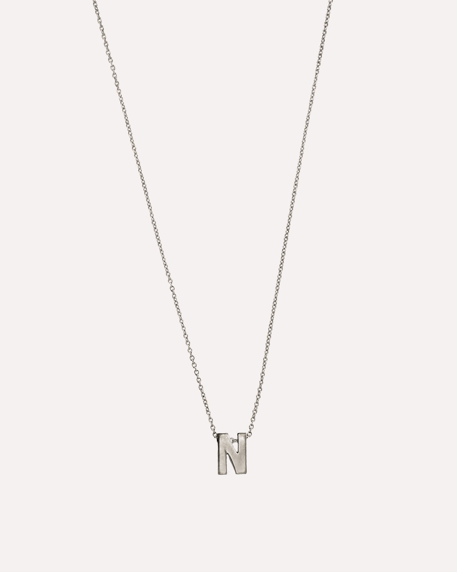 Colar letra inicial em prata