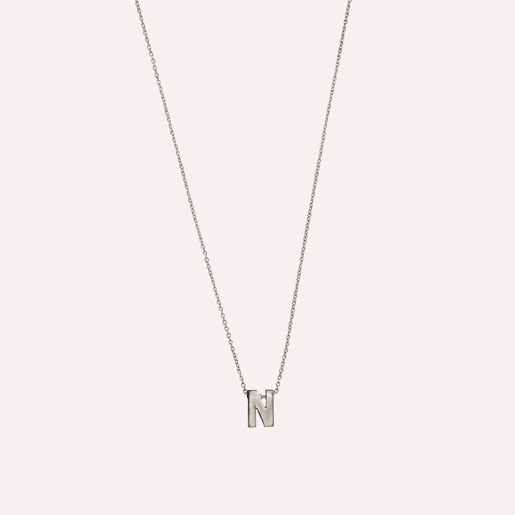 Colar letra inicial em prata