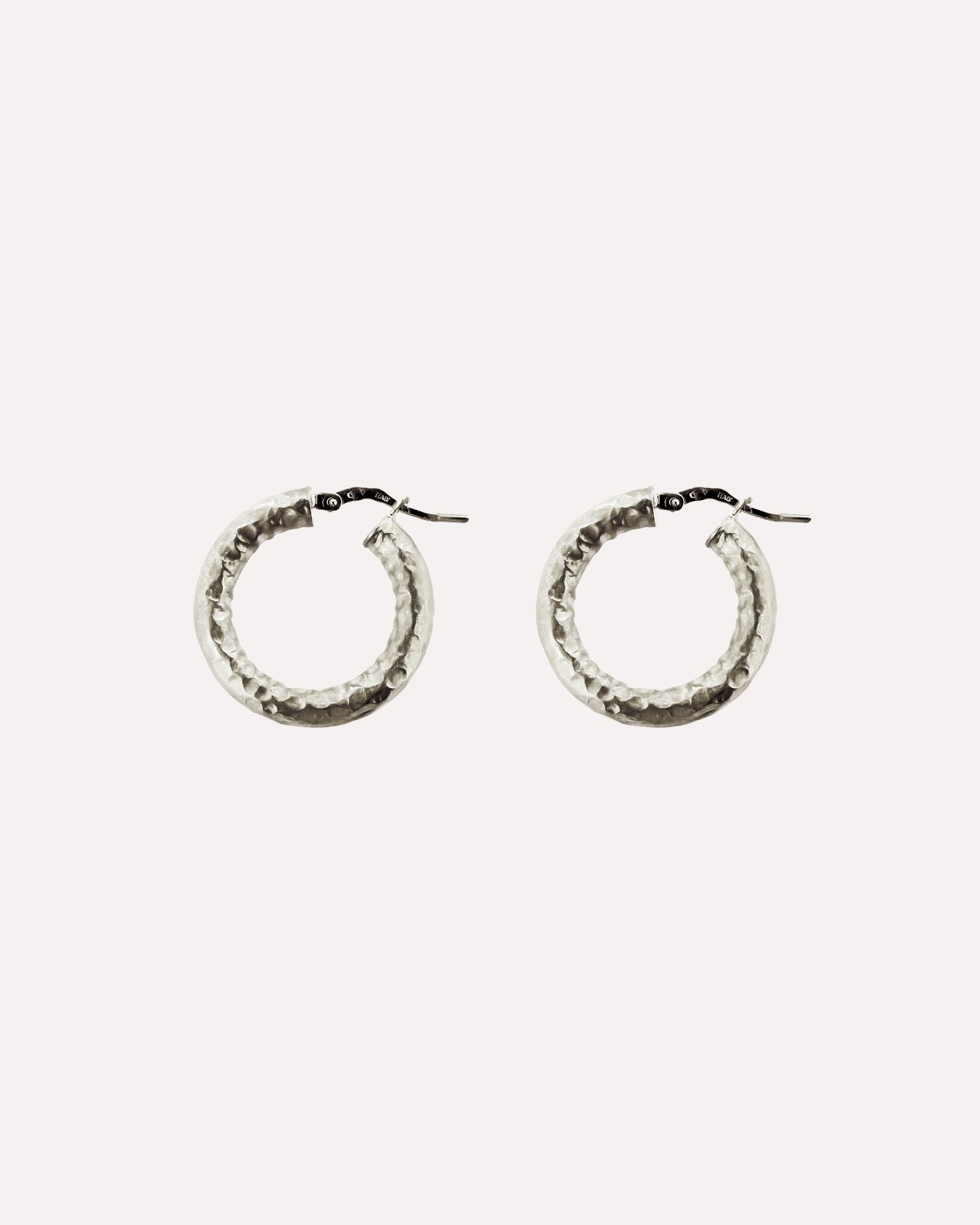 Argolas em prata 925 com banho de ouro 18K ou ródio.