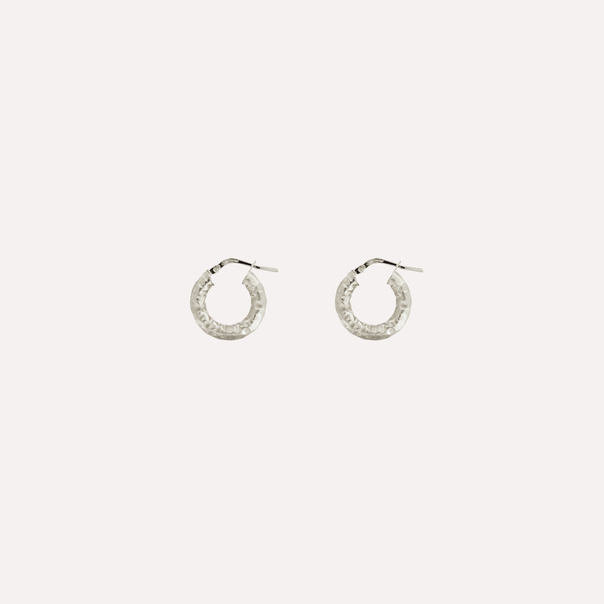 Argolas marteladas em prata dourada