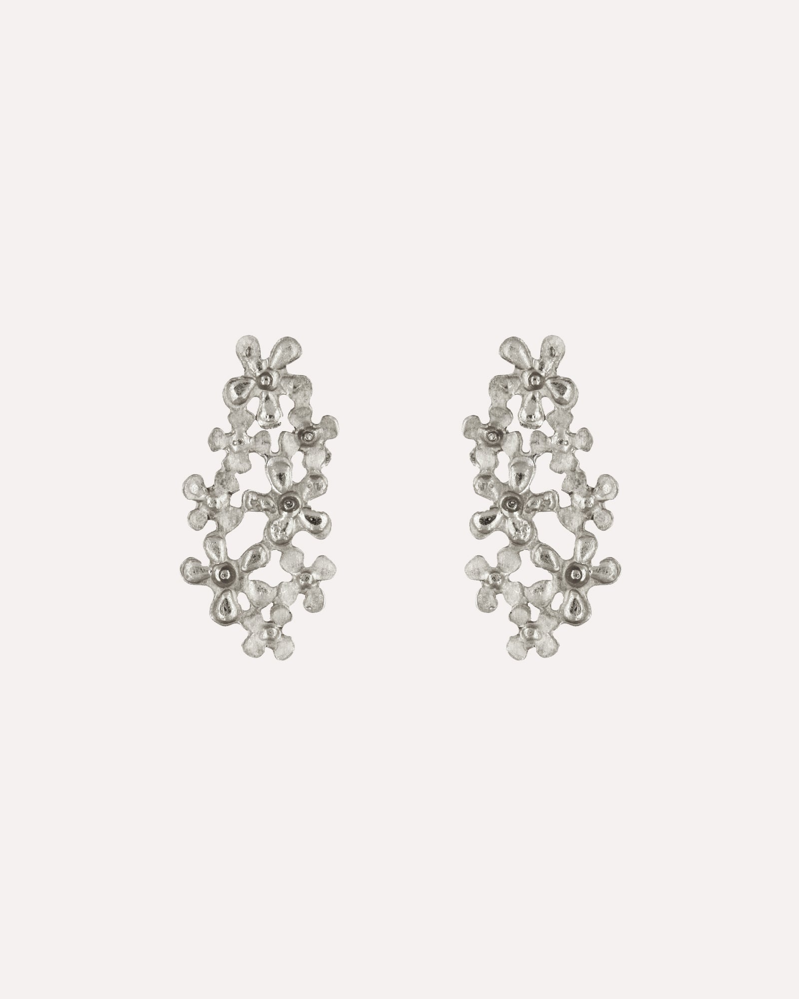 Brincos em prata 925 e banho de ouro 18K ou ródio com elementos florais.