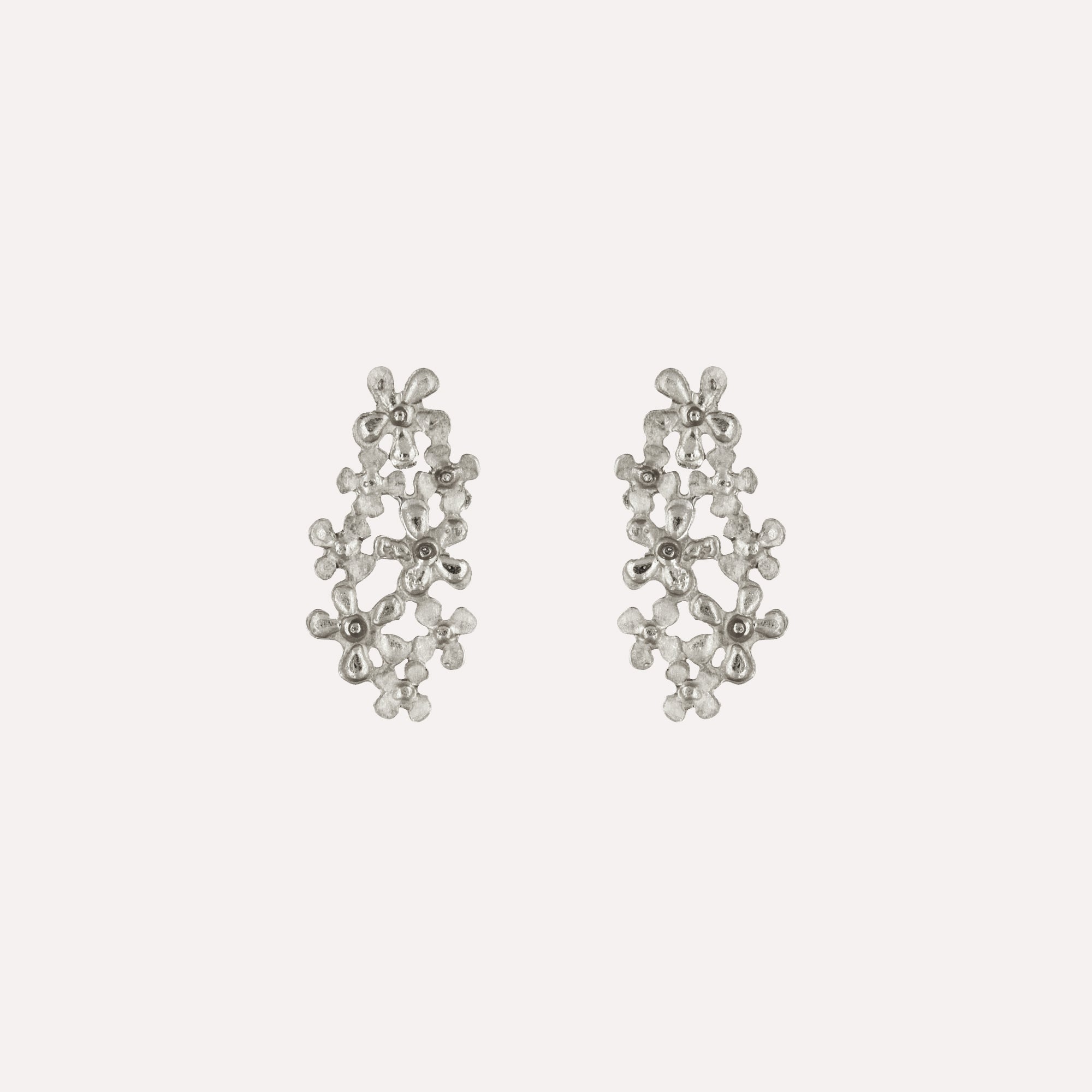 brincos compridos florais em prata