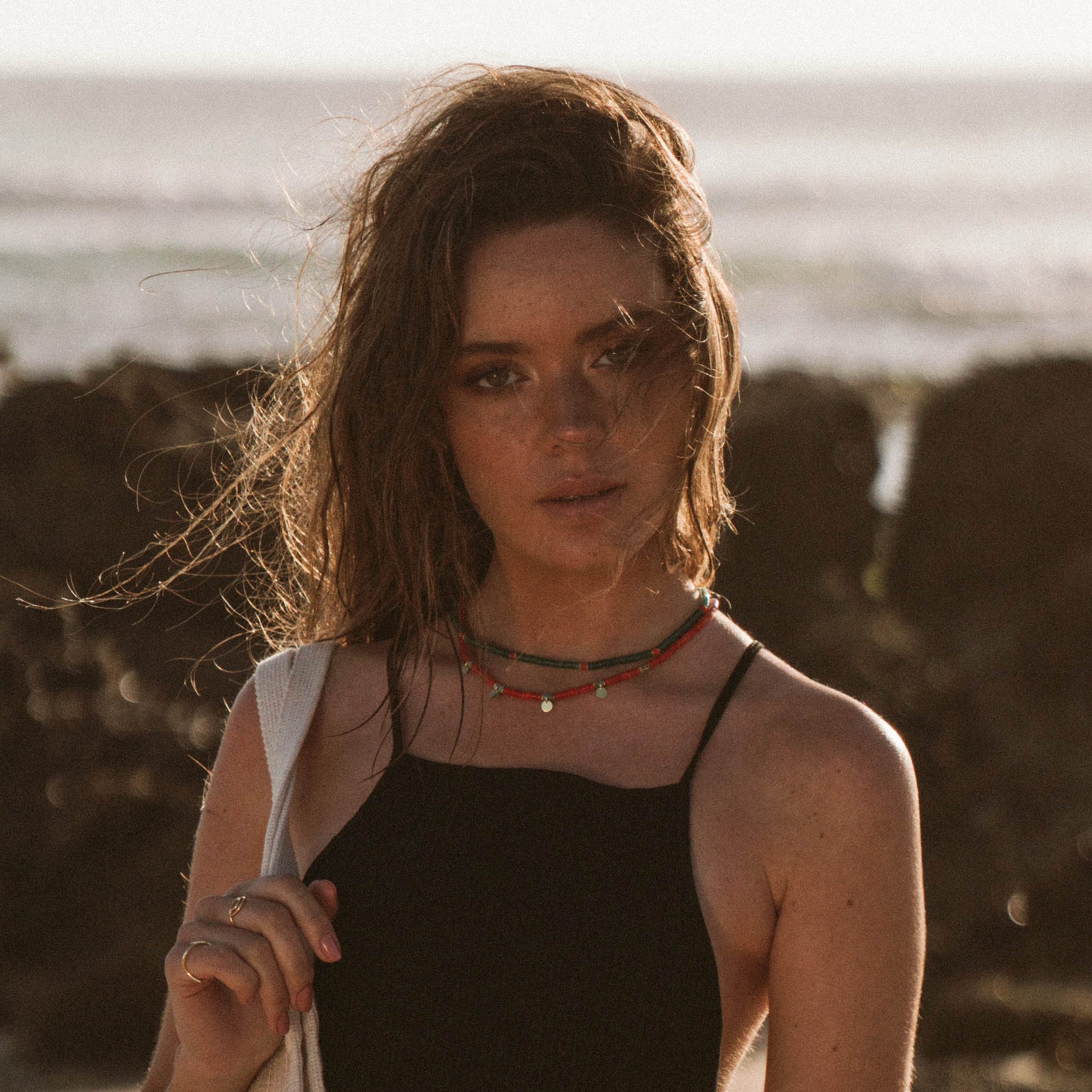 Colar em prata 925 com banho de ouro 18K e pedras naturais em modelo.