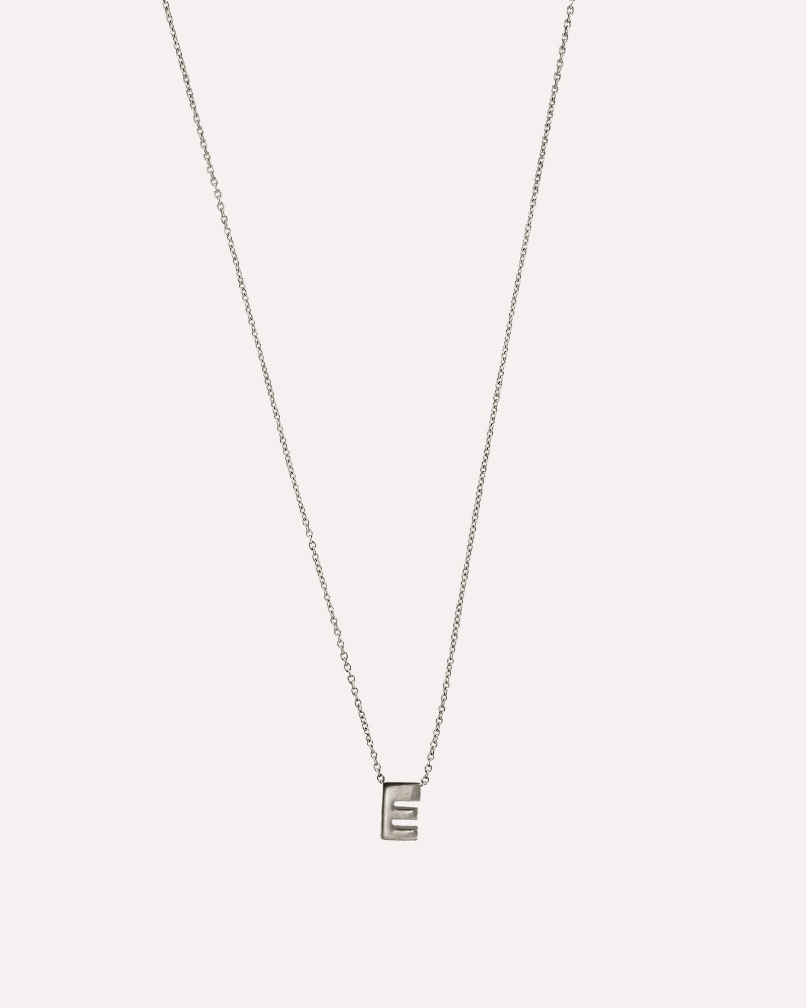 Colar letra inicial em prata