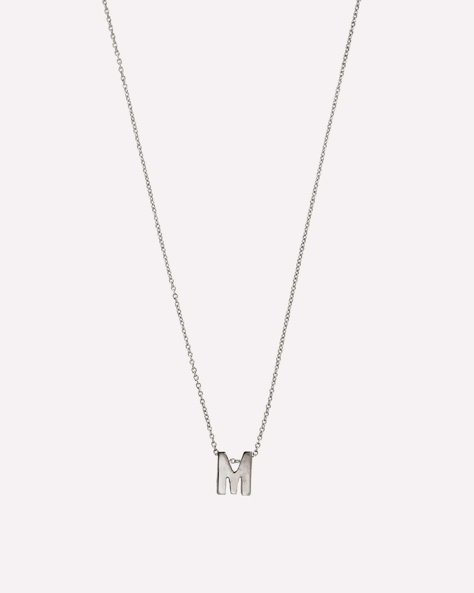 Colar letra inicial em prata