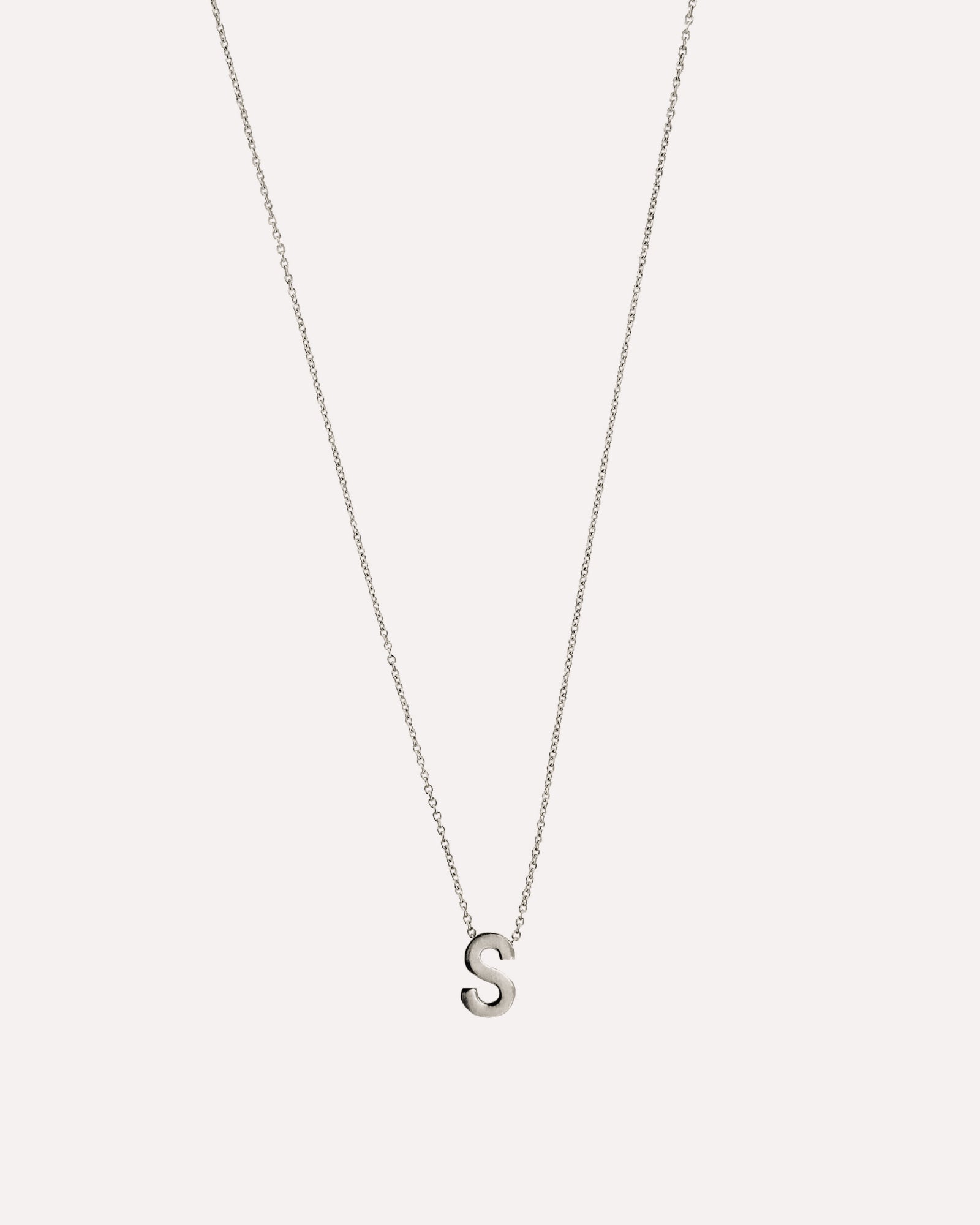 Colar letra inicial em prata