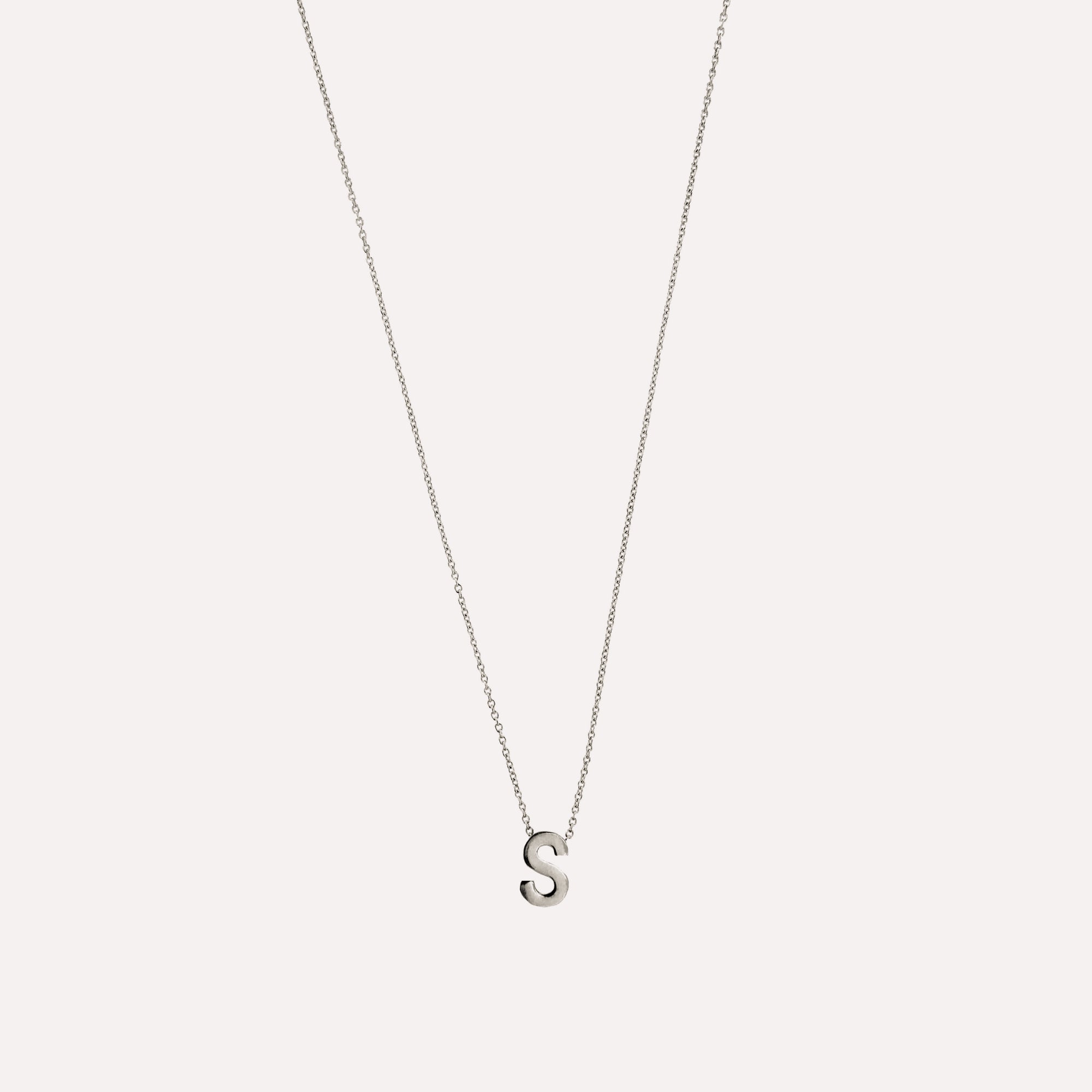 Colar letra inicial em prata