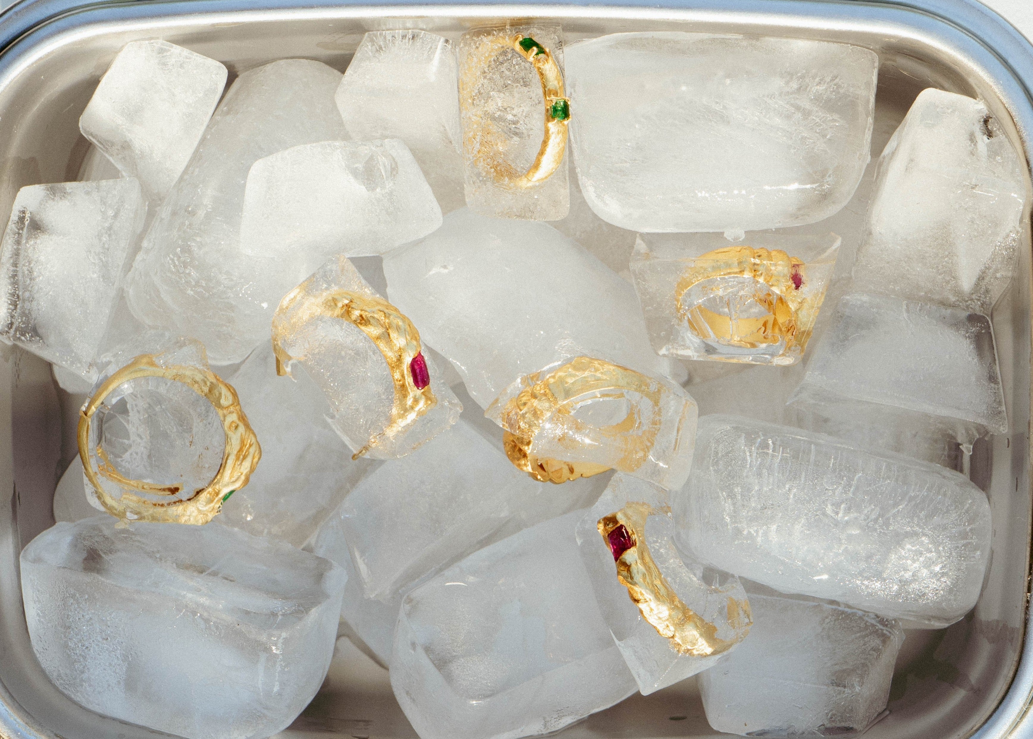 Joias com pedras coloridas: brilho, cor e personalidade em cada peça